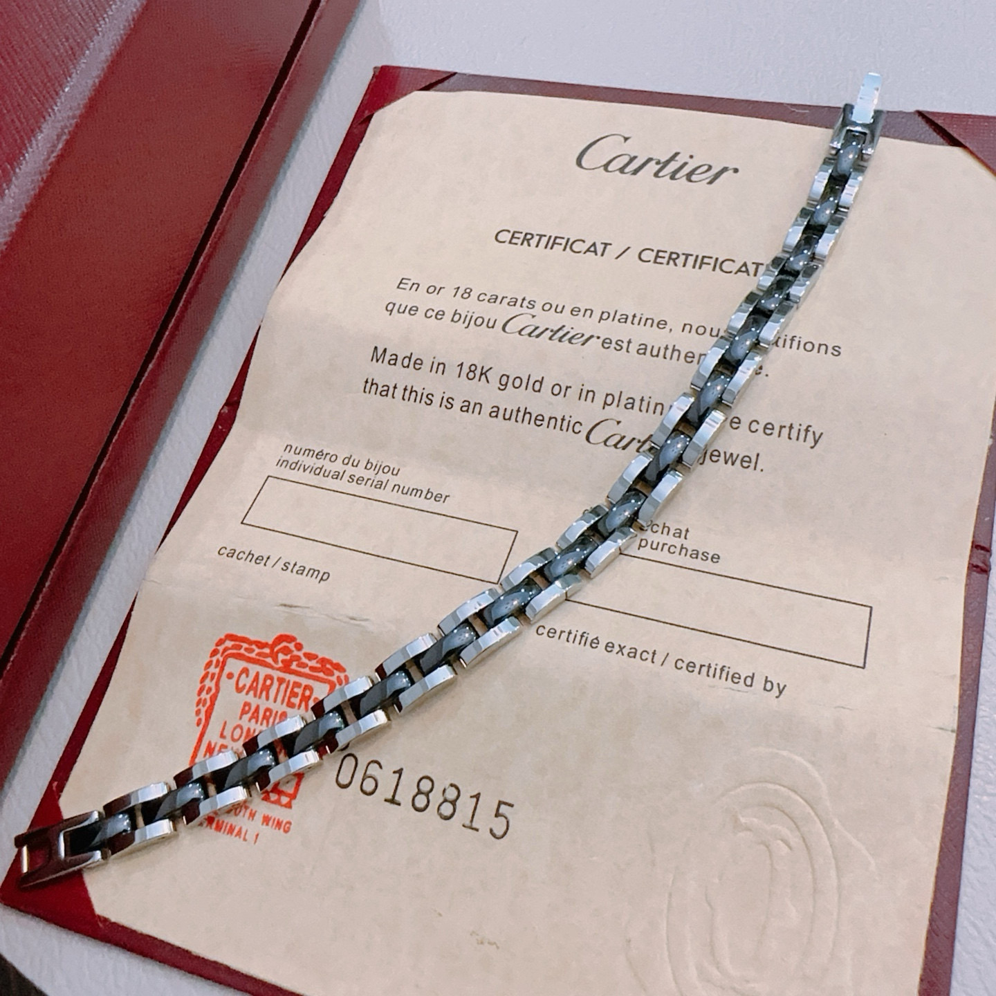   卡地亚手链V金材质系列 品相完美，细节无敌，那种独特的色泽完全无可挑剔，再缀以经典指环外形设计，简约