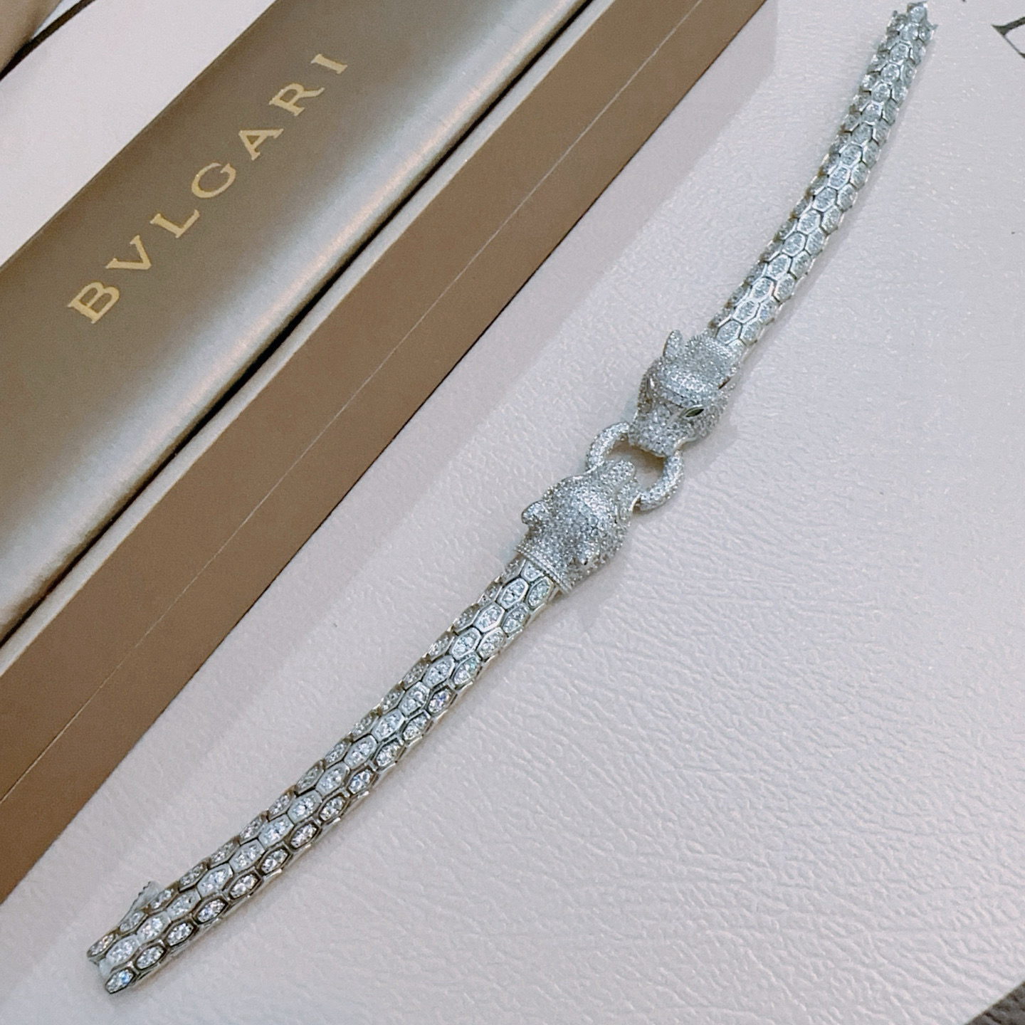   宝格丽手链V金材质。BVLGARI宝格丽 DIVAS‘ DREAM 系列 品相完美，细节无敌，那种独