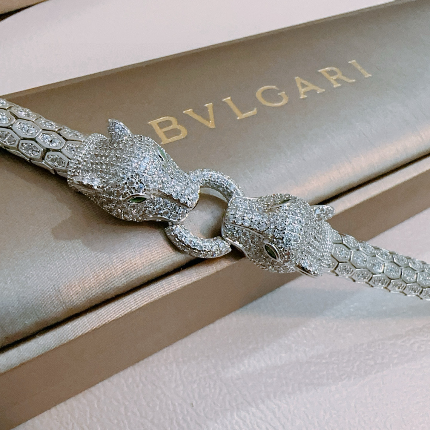   宝格丽手链V金材质。BVLGARI宝格丽 DIVAS‘ DREAM 系列 品相完美，细节无敌，那种独