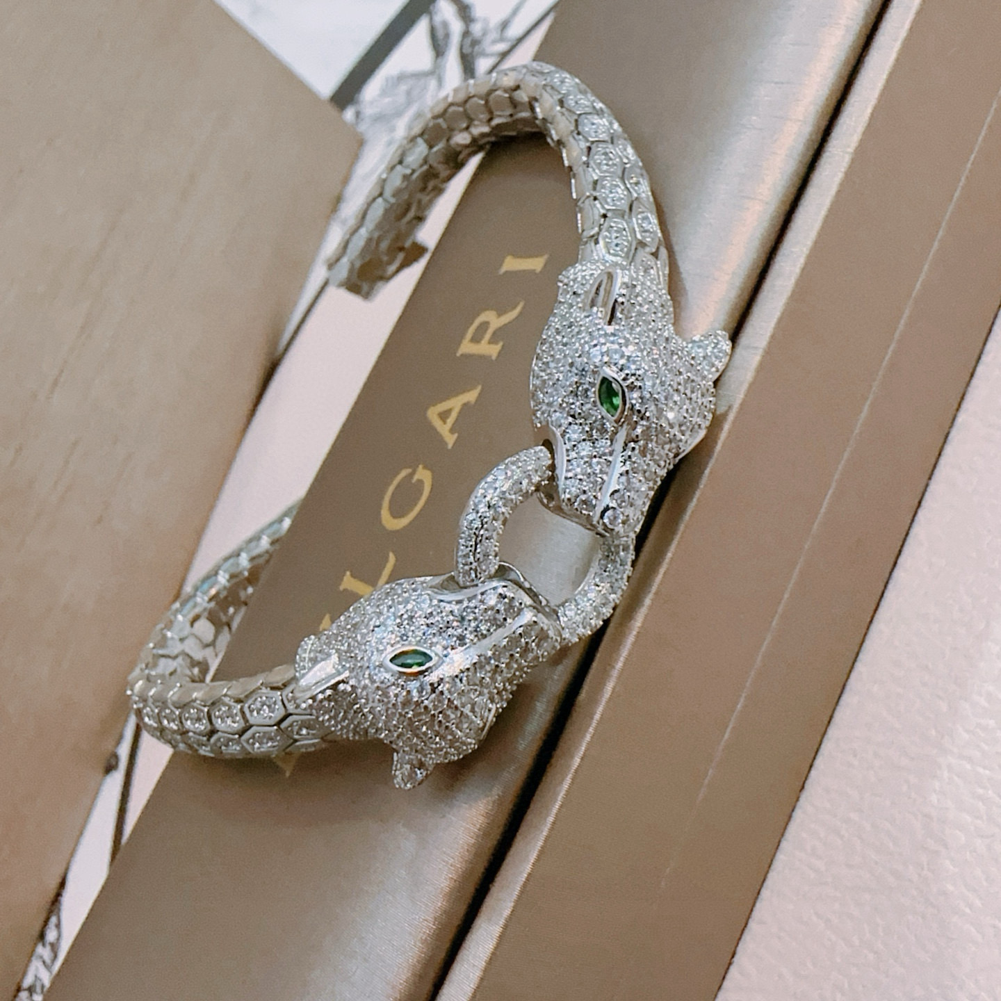  宝格丽手链V金材质。BVLGARI宝格丽 DIVAS‘ DREAM 系列 品相完美，细节无敌，那种独