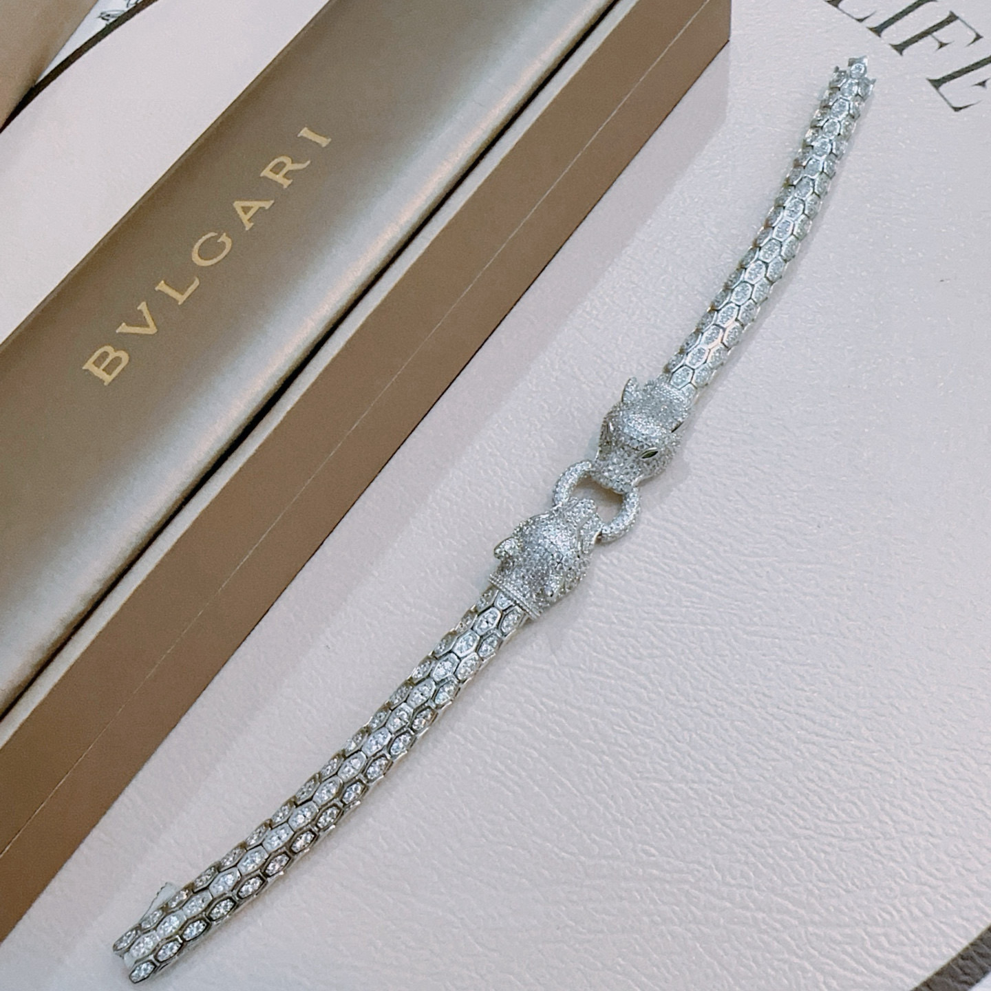  宝格丽手链V金材质。BVLGARI宝格丽 DIVAS‘ DREAM 系列 品相完美，细节无敌，那种独