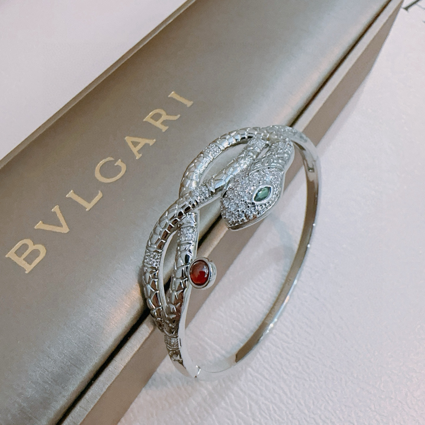   宝格丽手链手镯V金材质。BVLGARI宝格丽 DIVAS‘ DREAM 系列 品相完美，细节无敌，那