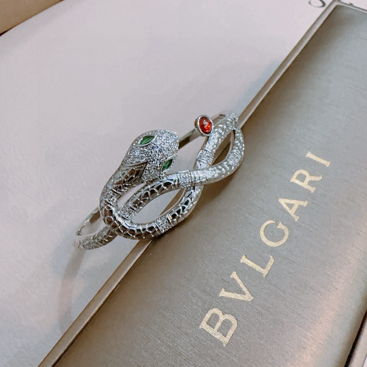   宝格丽手链手镯V金材质。BVLGARI宝格丽 DIVAS‘ DREAM 系列 品相完美，细节无敌，那