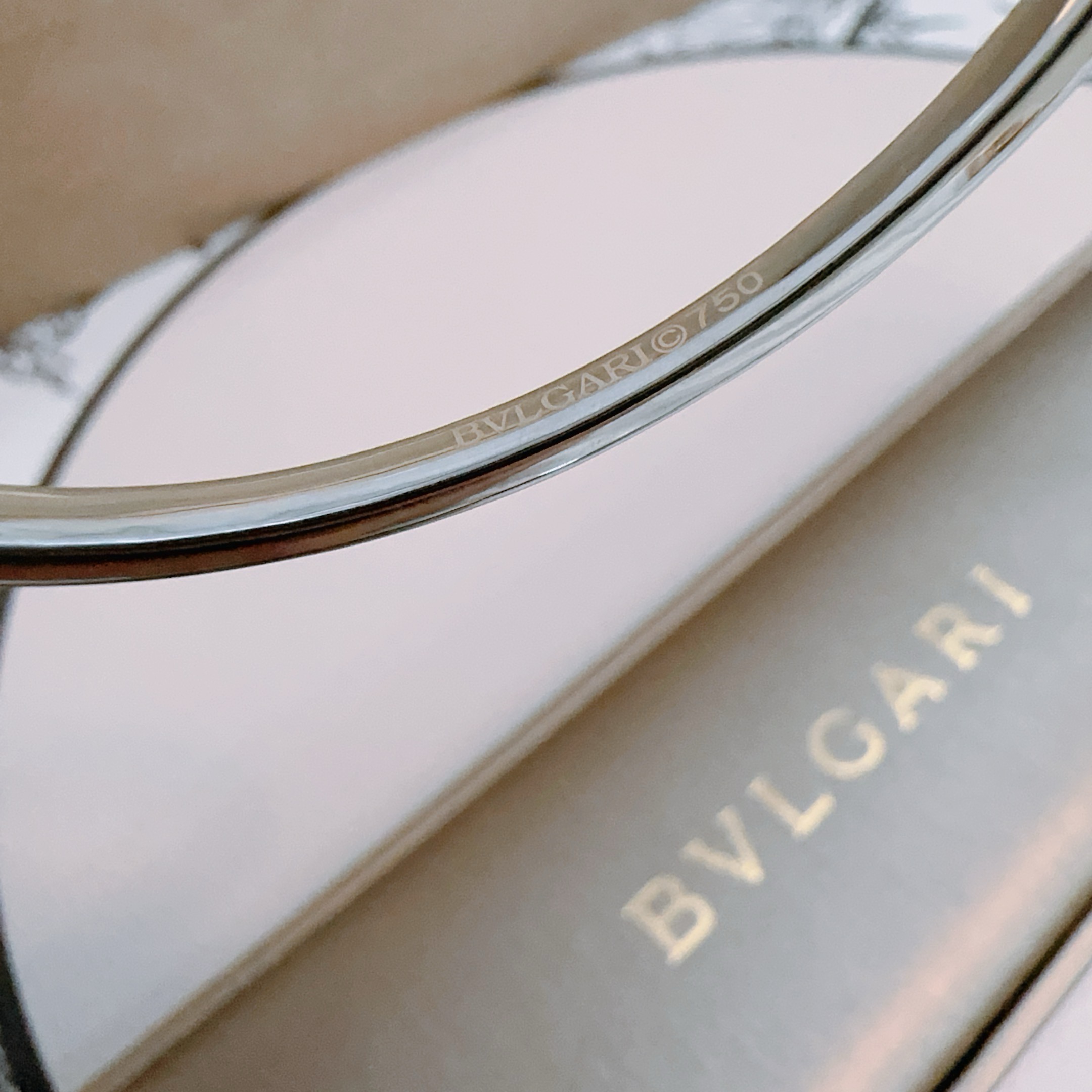   宝格丽手链手镯V金材质。BVLGARI宝格丽 DIVAS‘ DREAM 系列 品相完美，细节无敌，那