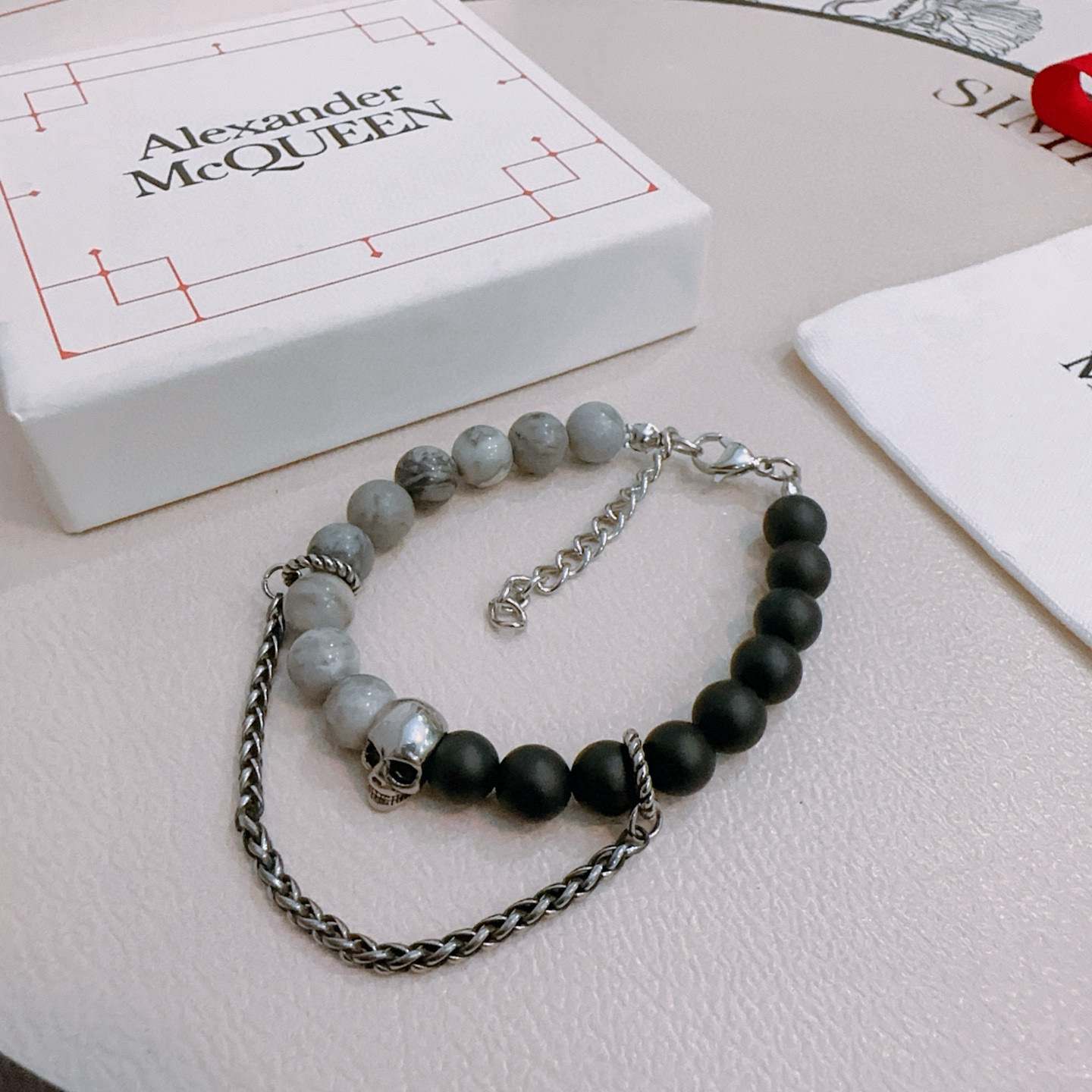 Title: New Alexander McQueen Bracelet: Unique Design with Rebel Edge and Vintage Charm. - 图片 6