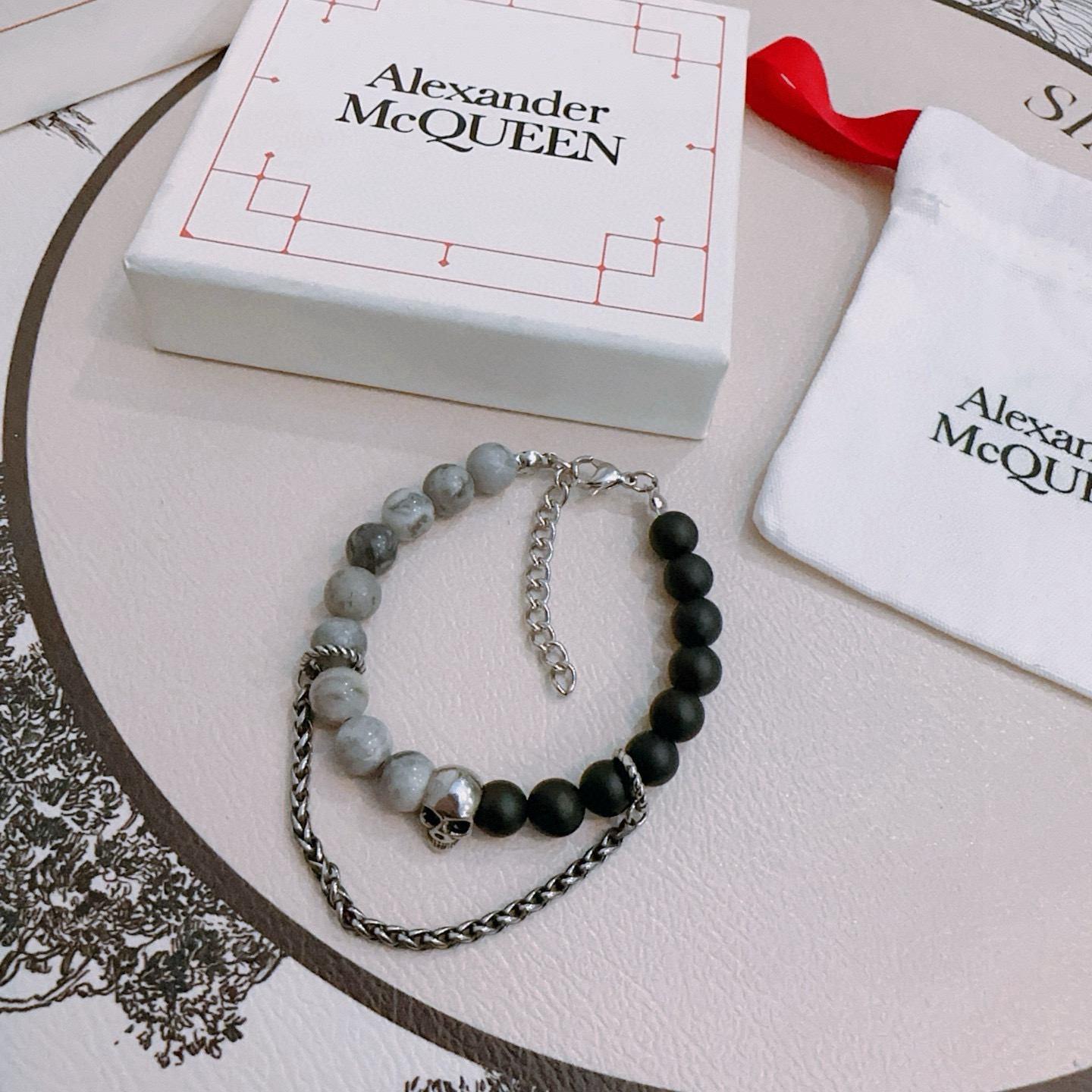 Title: New Alexander McQueen Bracelet: Unique Design with Rebel Edge and Vintage Charm. - 图片 2