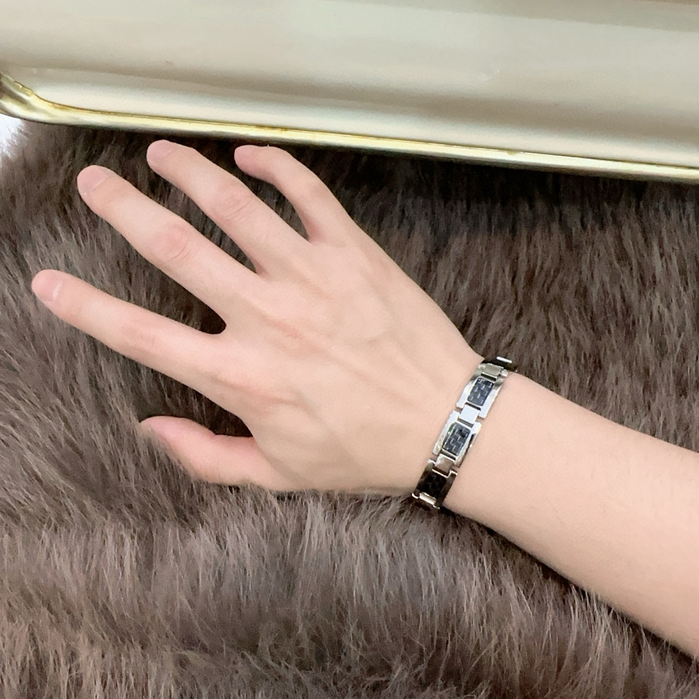   卡地亚手链V金材质系列 品相完美，细节无敌，那种独特的色泽完全无可挑剔，再缀以经典指环外形设计，简约