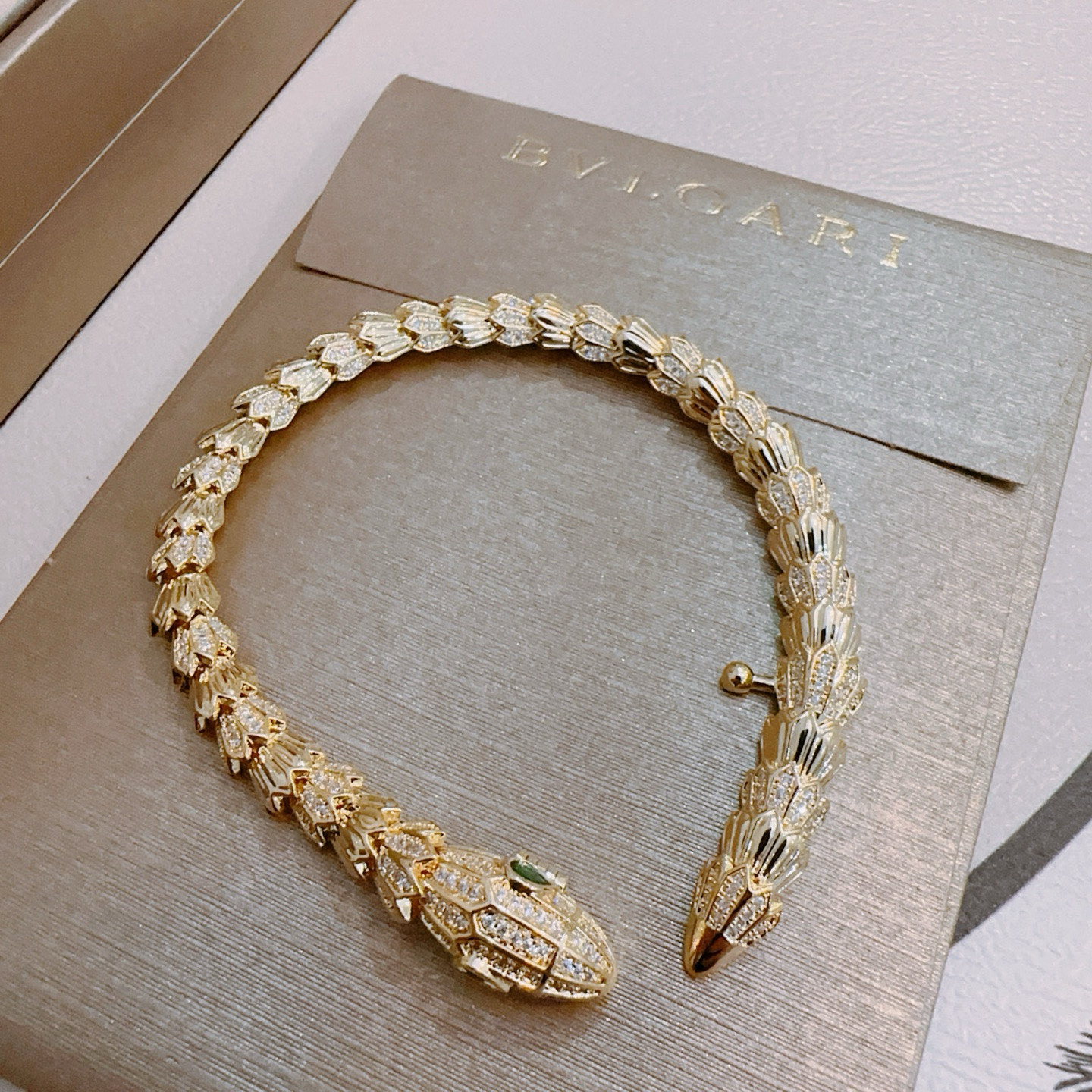   宝格丽手链V金材质。BVLGARI宝格丽 DIVAS‘ DREAM 系列 品相完美，细节无敌，那种独