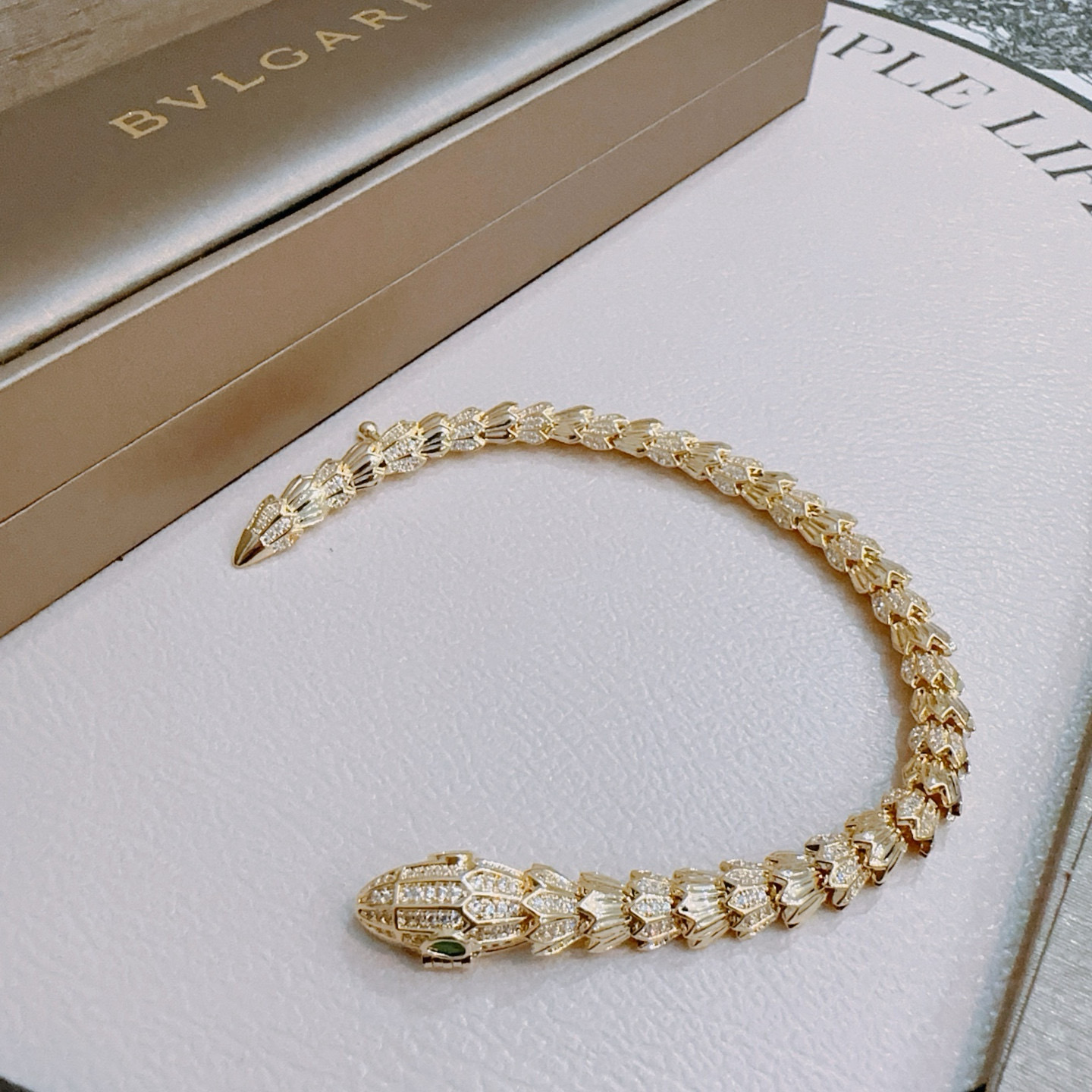   宝格丽手链V金材质。BVLGARI宝格丽 DIVAS‘ DREAM 系列 品相完美，细节无敌，那种独