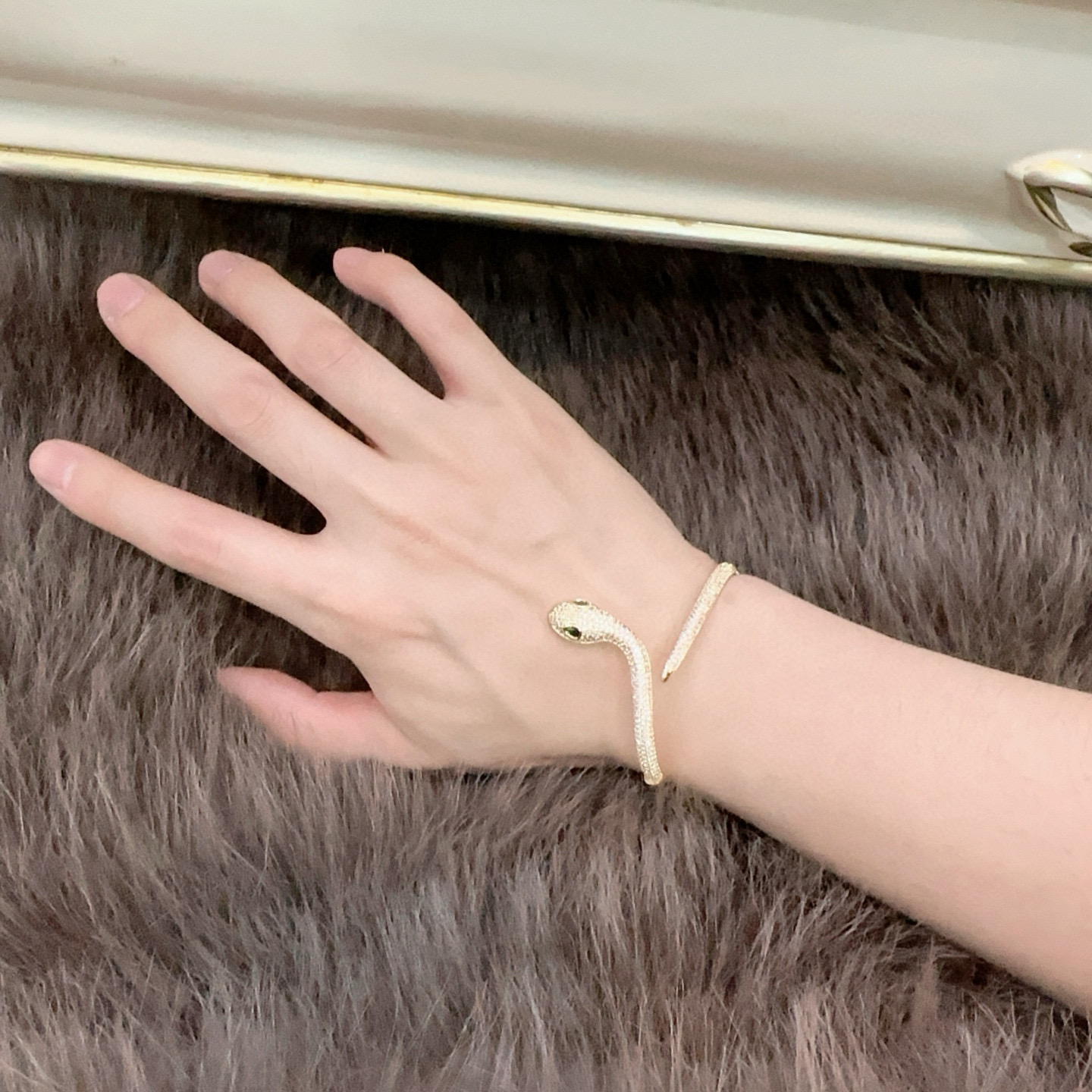 Bvlgari B.Zero1 Bracelet: Elegant Gold Material from the Divas’ Dream Collection - 图片 4