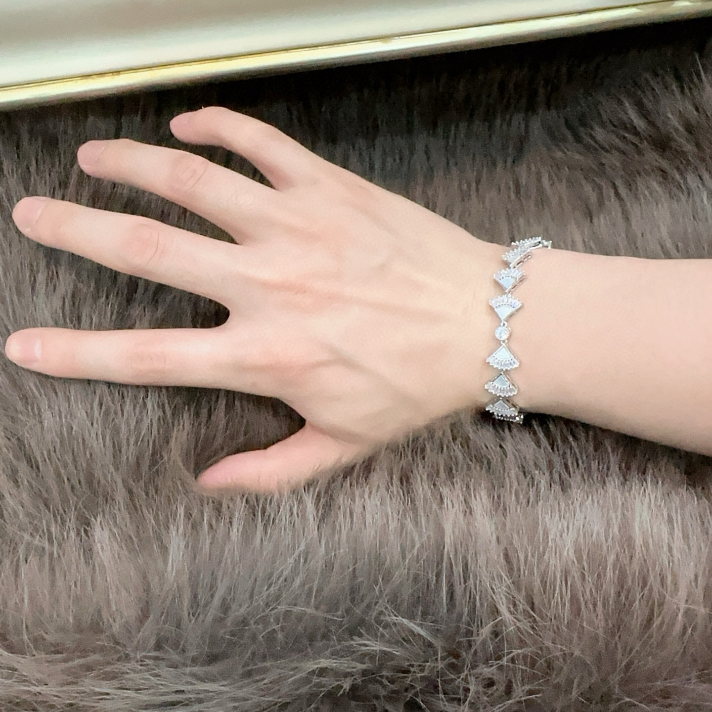   宝格丽手链V金材质。BVLGARI宝格丽 DIVAS‘ DREAM 系列 品相完美，细节无敌，那种独