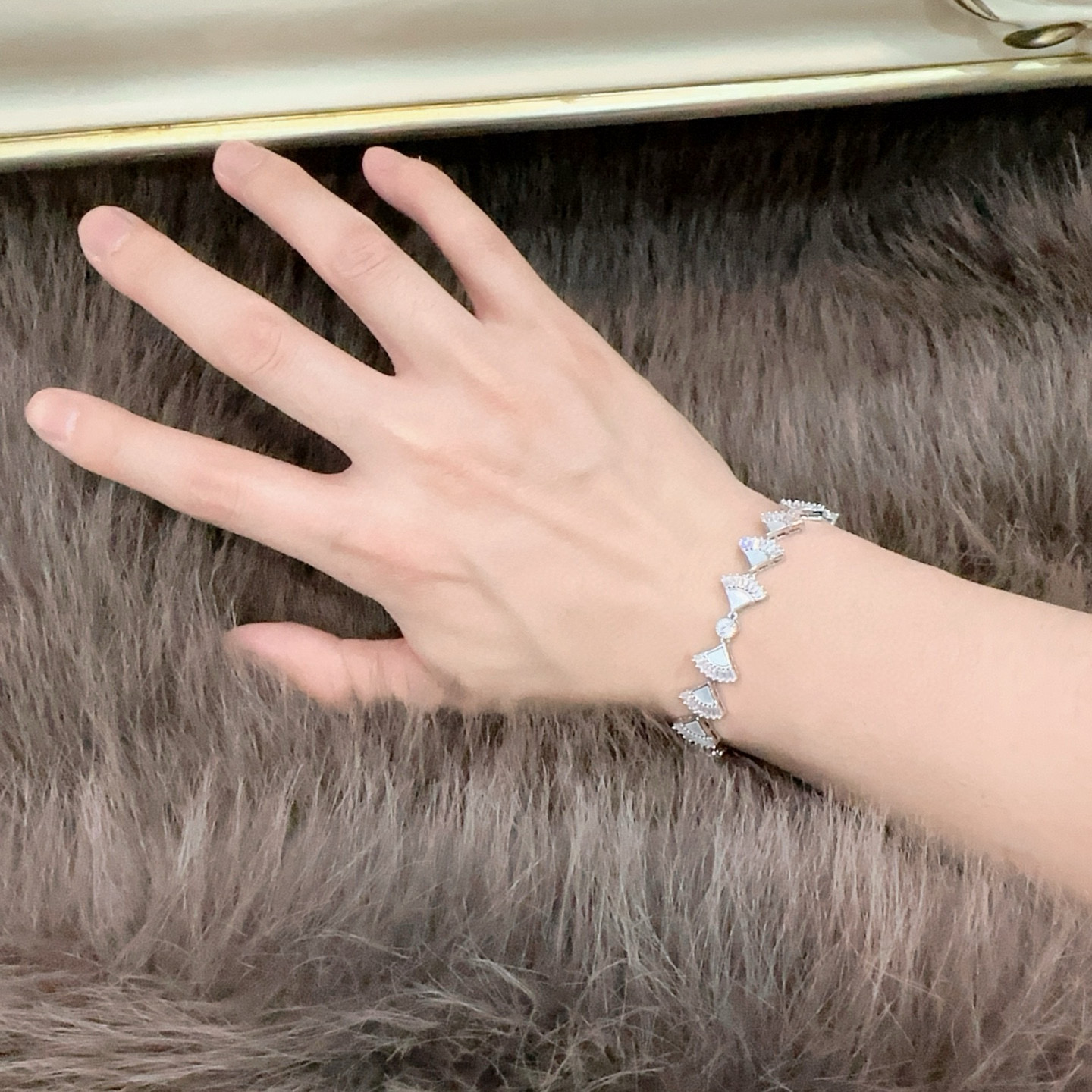   宝格丽手链V金材质。BVLGARI宝格丽 DIVAS‘ DREAM 系列 品相完美，细节无敌，那种独
