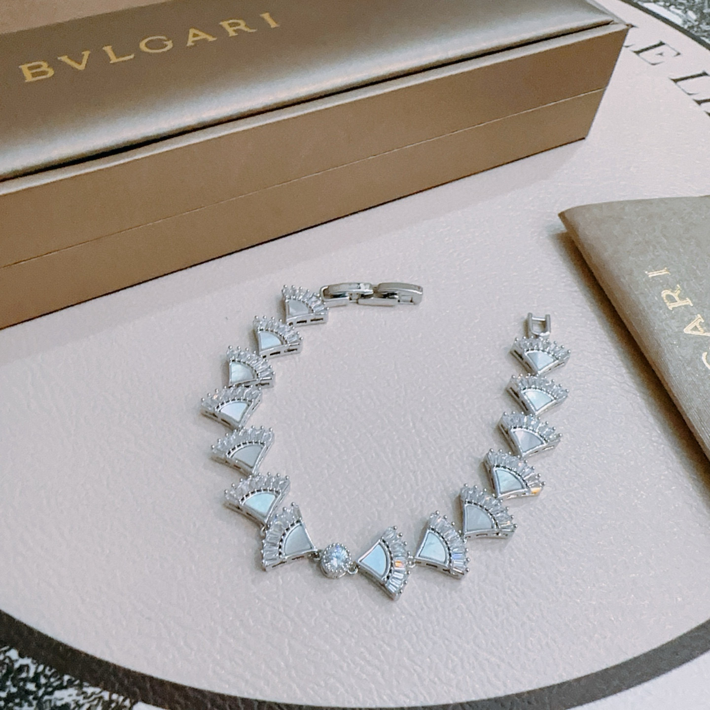   宝格丽手链V金材质。BVLGARI宝格丽 DIVAS‘ DREAM 系列 品相完美，细节无敌，那种独