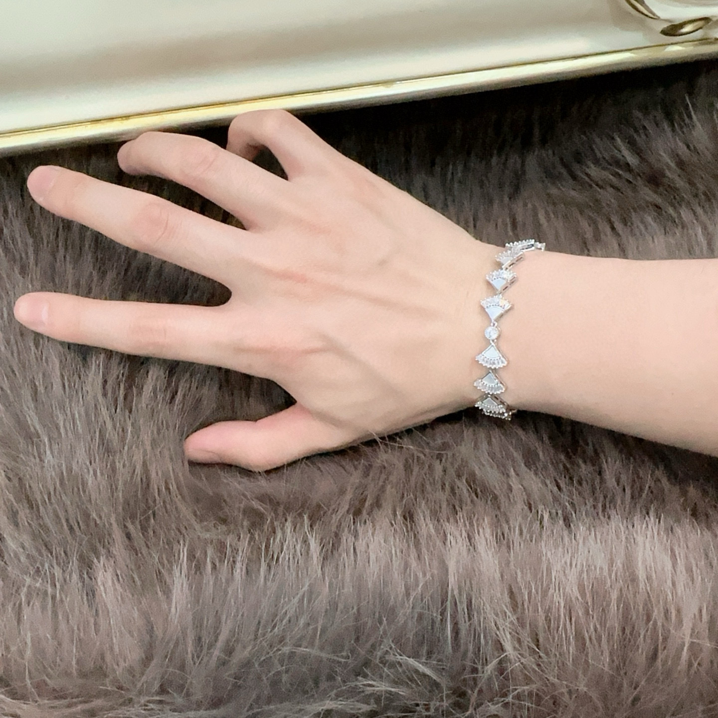   宝格丽手链V金材质。BVLGARI宝格丽 DIVAS‘ DREAM 系列 品相完美，细节无敌，那种独