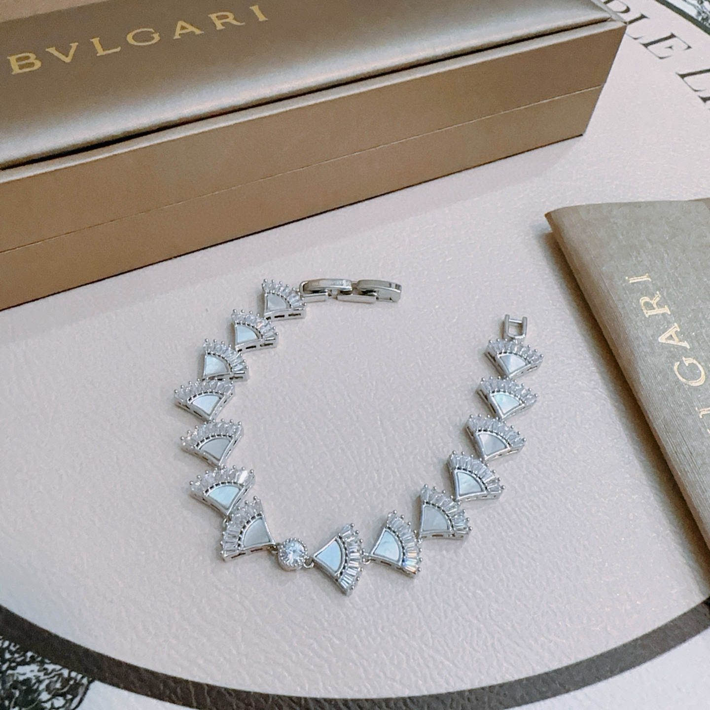   宝格丽手链V金材质。BVLGARI宝格丽 DIVAS‘ DREAM 系列 品相完美，细节无敌，那种独