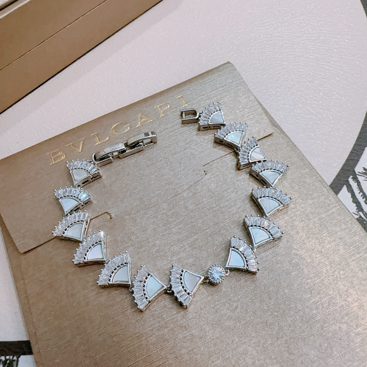   宝格丽手链V金材质。BVLGARI宝格丽 DIVAS‘ DREAM 系列 品相完美，细节无敌，那种独