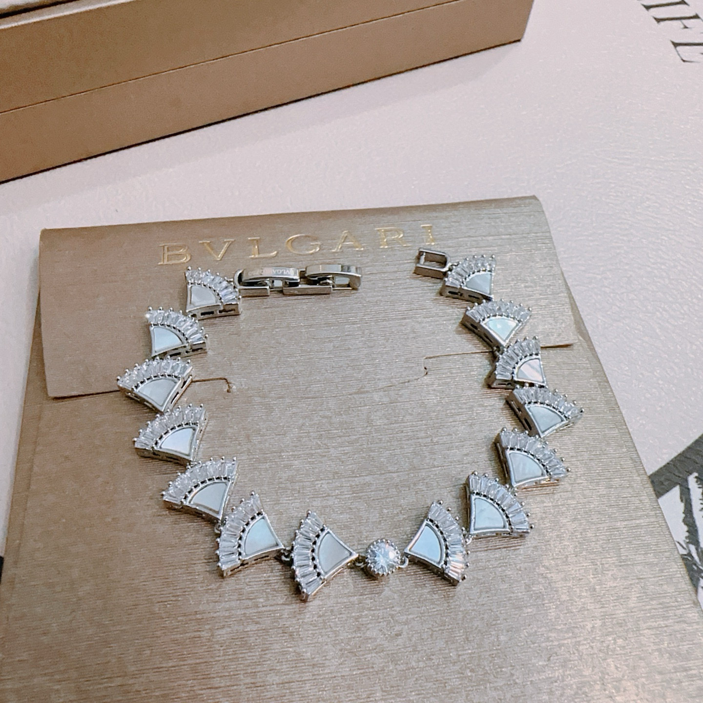   宝格丽手链V金材质。BVLGARI宝格丽 DIVAS‘ DREAM 系列 品相完美，细节无敌，那种独