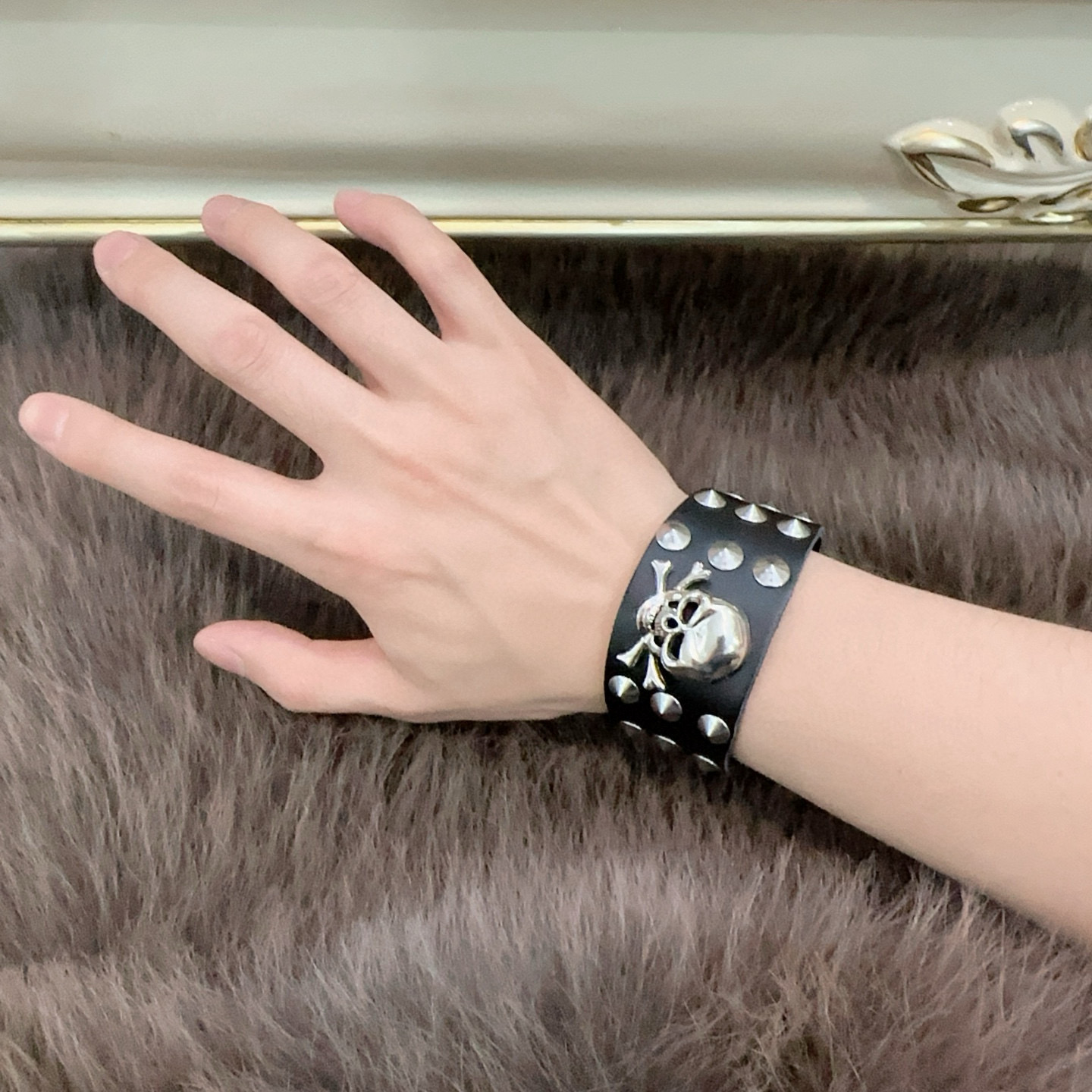 “New Alexander McQueen Cow Skin Chain: Rebel Punks’ Unique Interpretation of Beauty” - 图片 4