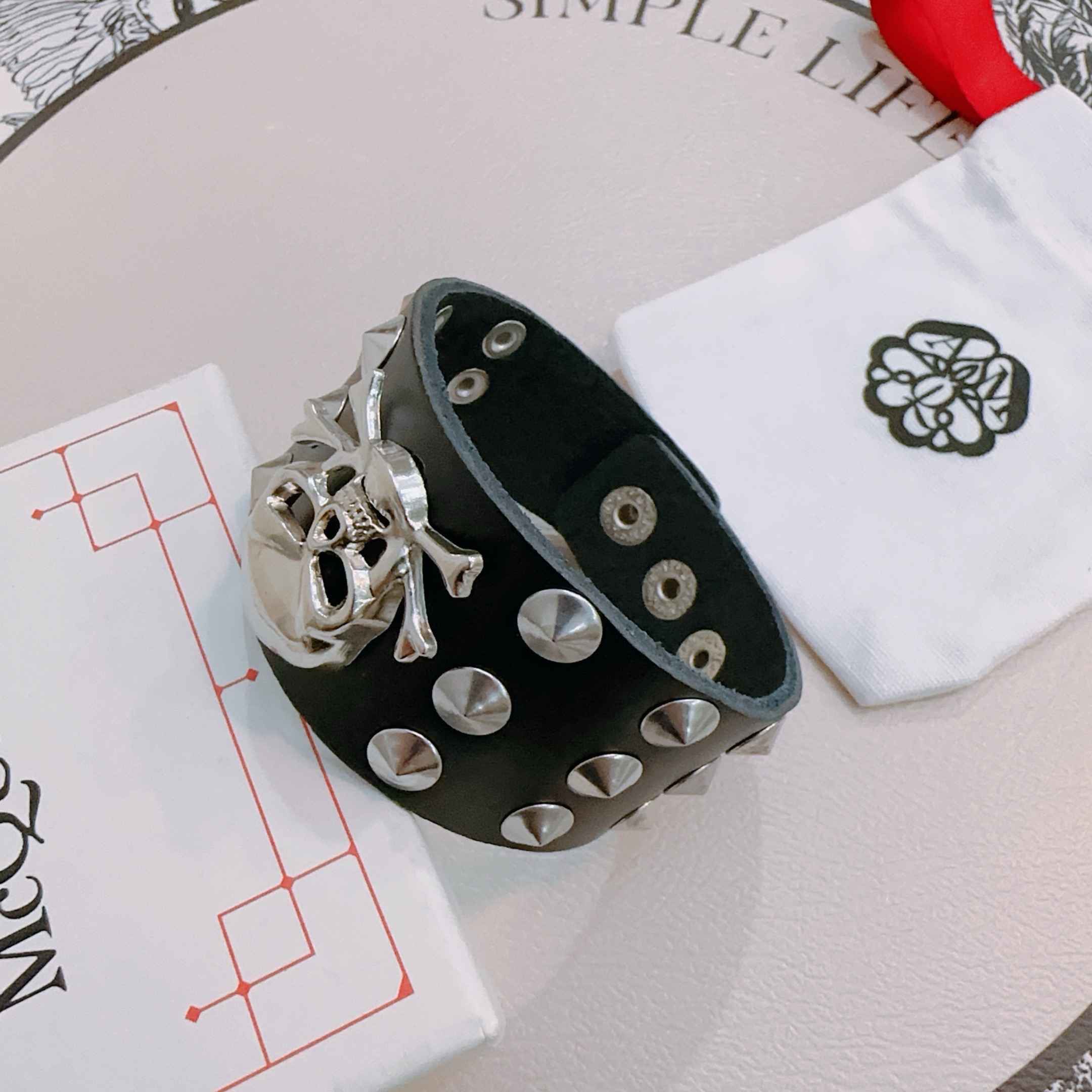 “New Alexander McQueen Cow Skin Chain: Rebel Punks’ Unique Interpretation of Beauty” - 图片 5