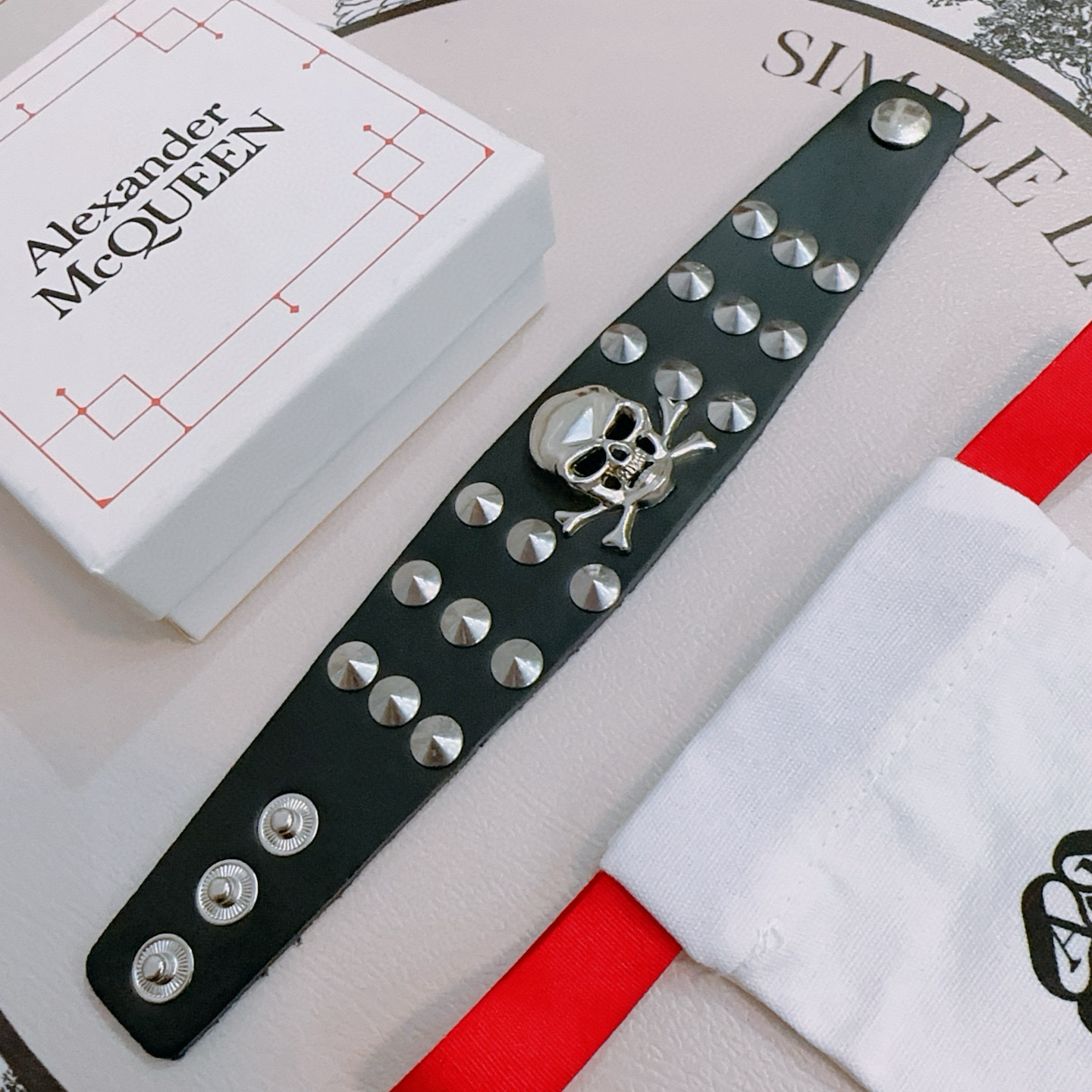 “New Alexander McQueen Cow Skin Chain: Rebel Punks’ Unique Interpretation of Beauty” - 图片 8