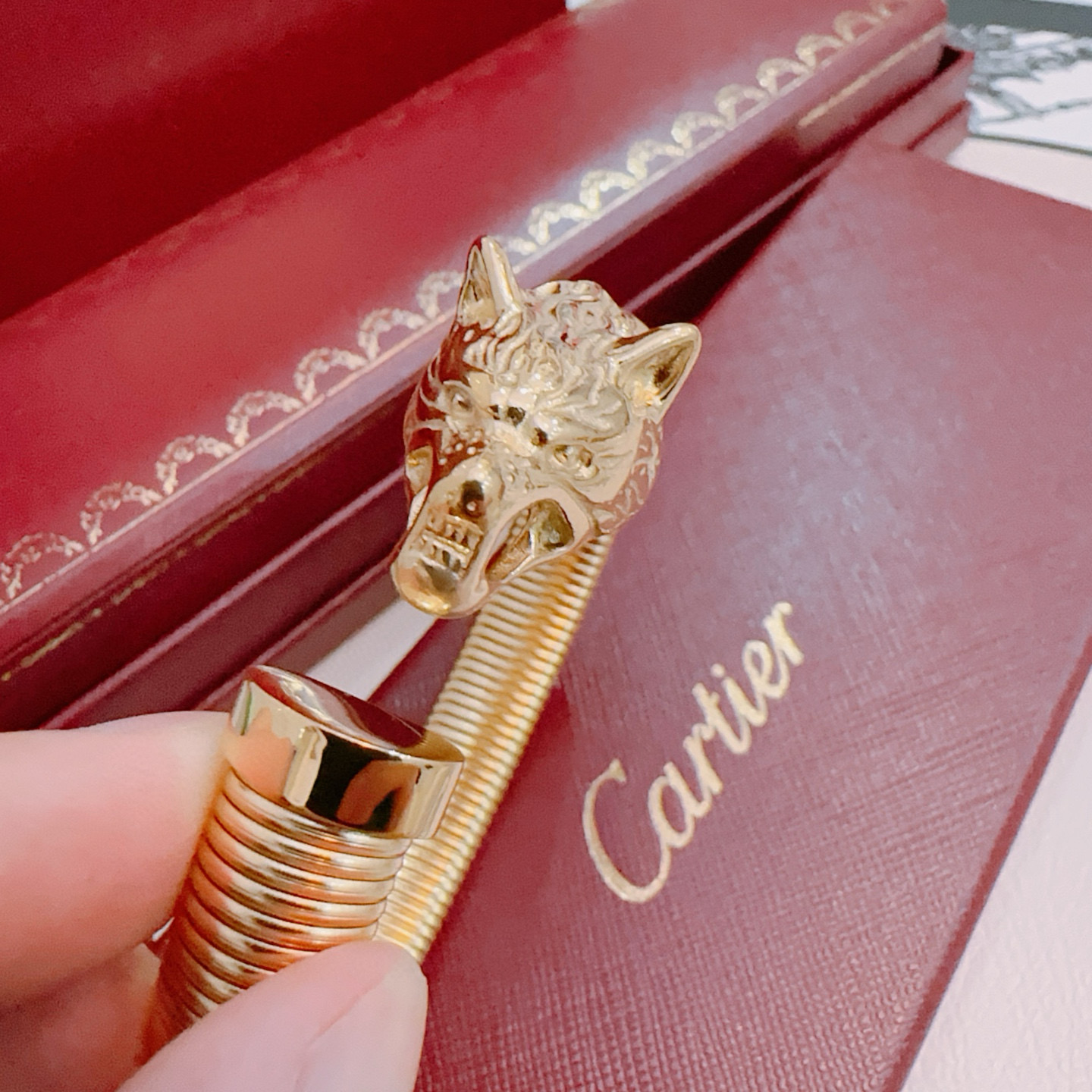   卡地亚手链手镯V金材质系列 品相完美，细节无敌，那种独特的色泽完全无可挑剔，再缀以经典指环外形设计，