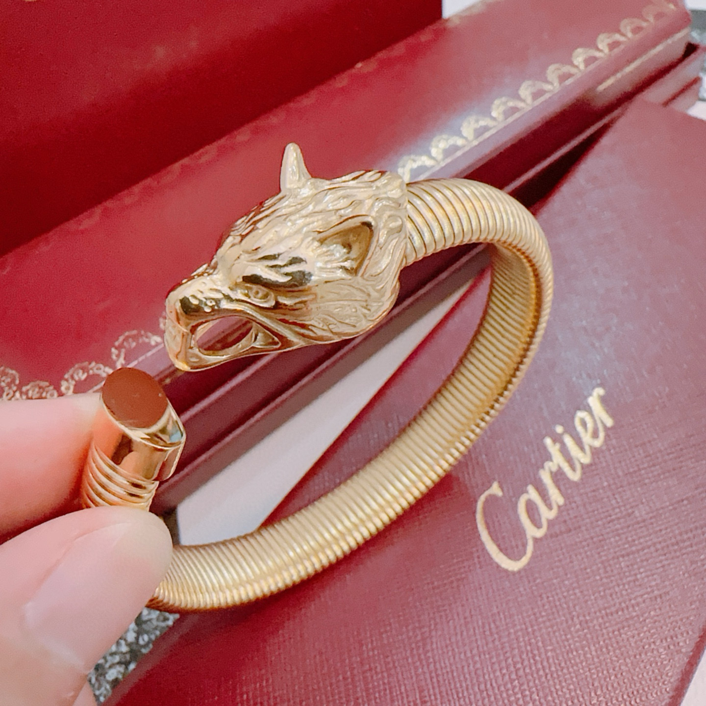   卡地亚手链手镯V金材质系列 品相完美，细节无敌，那种独特的色泽完全无可挑剔，再缀以经典指环外形设计，