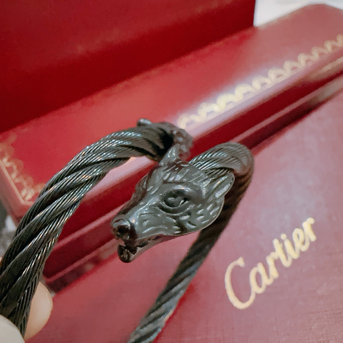   卡地亚手链手镯V金材质系列 品相完美，细节无敌，那种独特的色泽完全无可挑剔，再缀以经典指环外形设计，