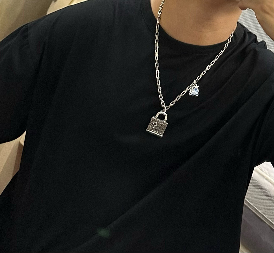    DIOR🔥新款 迪奥项链🇷🇼原单货🇷🇼专柜新款开模复古潮流时尚必备 男女均可佩戴 情侣款同款 摇滚