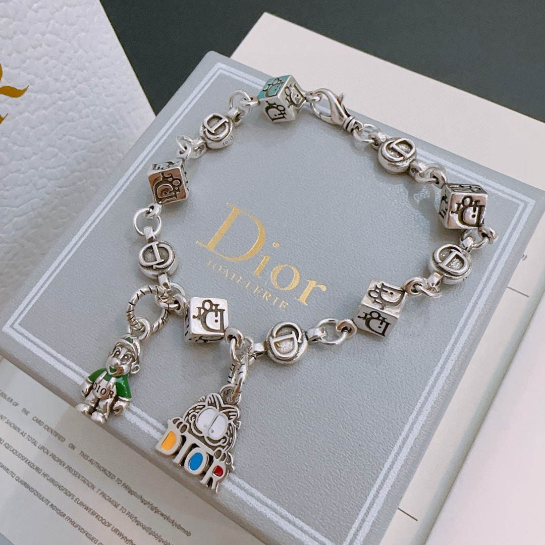         DIOR新款🔥高品质迪奥手链原单货专柜新款开模复古潮流时尚必备 男女均可佩戴 情侣款同款