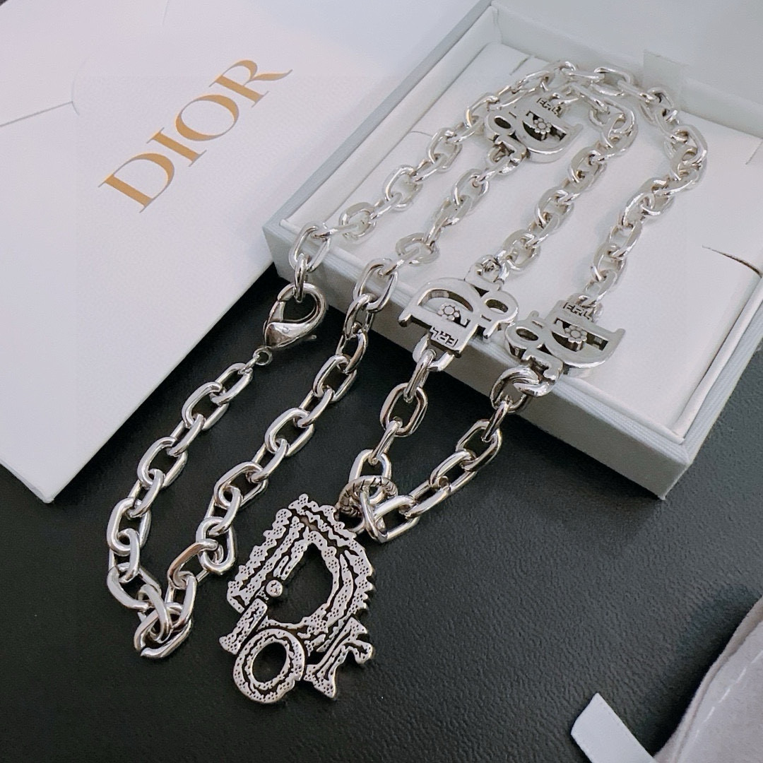   DIOR🔥新款 迪奥项链🇷🇼原单货🇷🇼专柜新款开模复古潮流时尚必备 男女均可佩戴 情侣款同款 摇滚