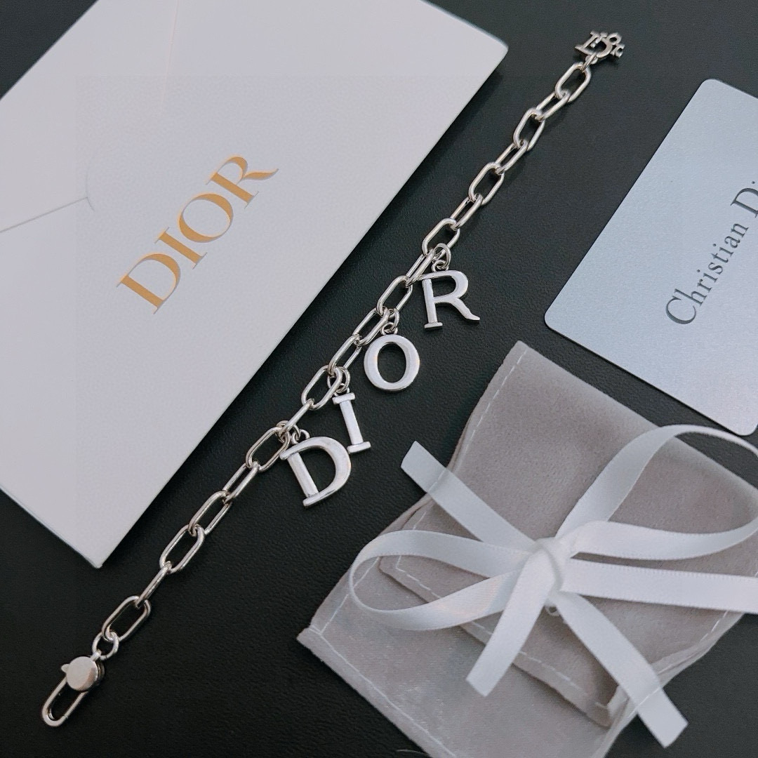         DIOR新款🔥高品质迪奥手链原单货专柜新款开模复古潮流时尚必备 男女均可佩戴 情侣款同款