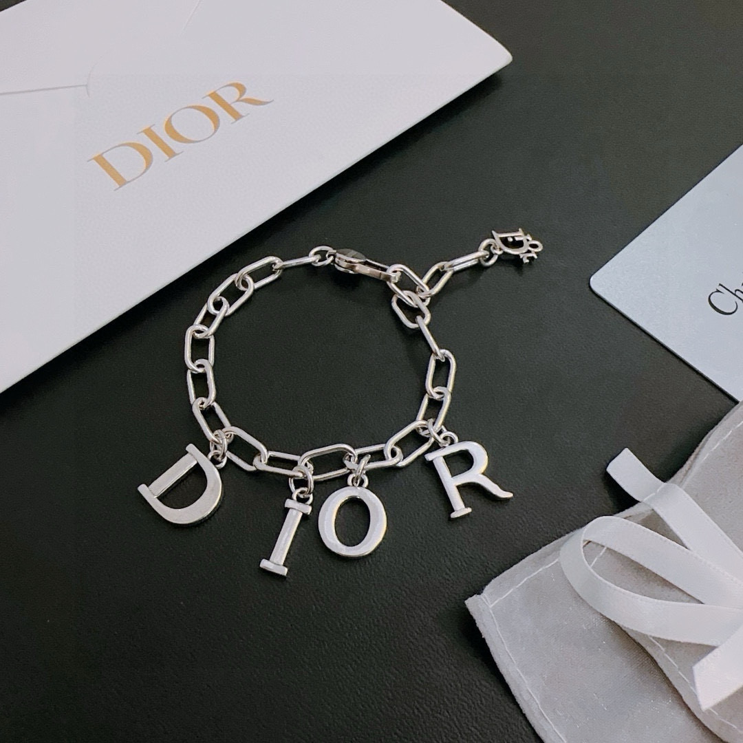         DIOR新款🔥高品质迪奥手链原单货专柜新款开模复古潮流时尚必备 男女均可佩戴 情侣款同款