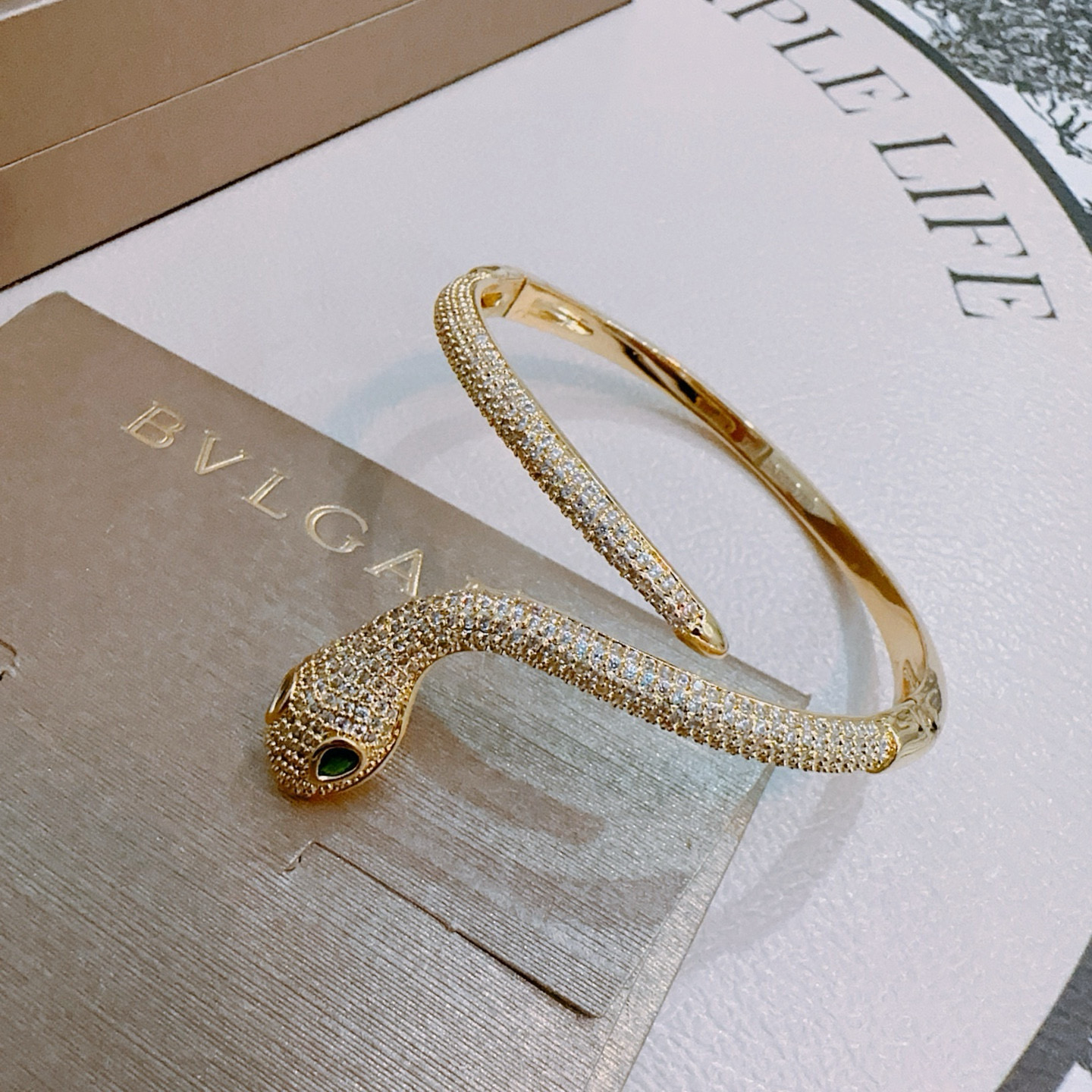 宝格丽手链手镯V金材质。BVLGARI宝格丽 DIVAS‘ DREAM 系列 品相完美，细节无敌，那种独
