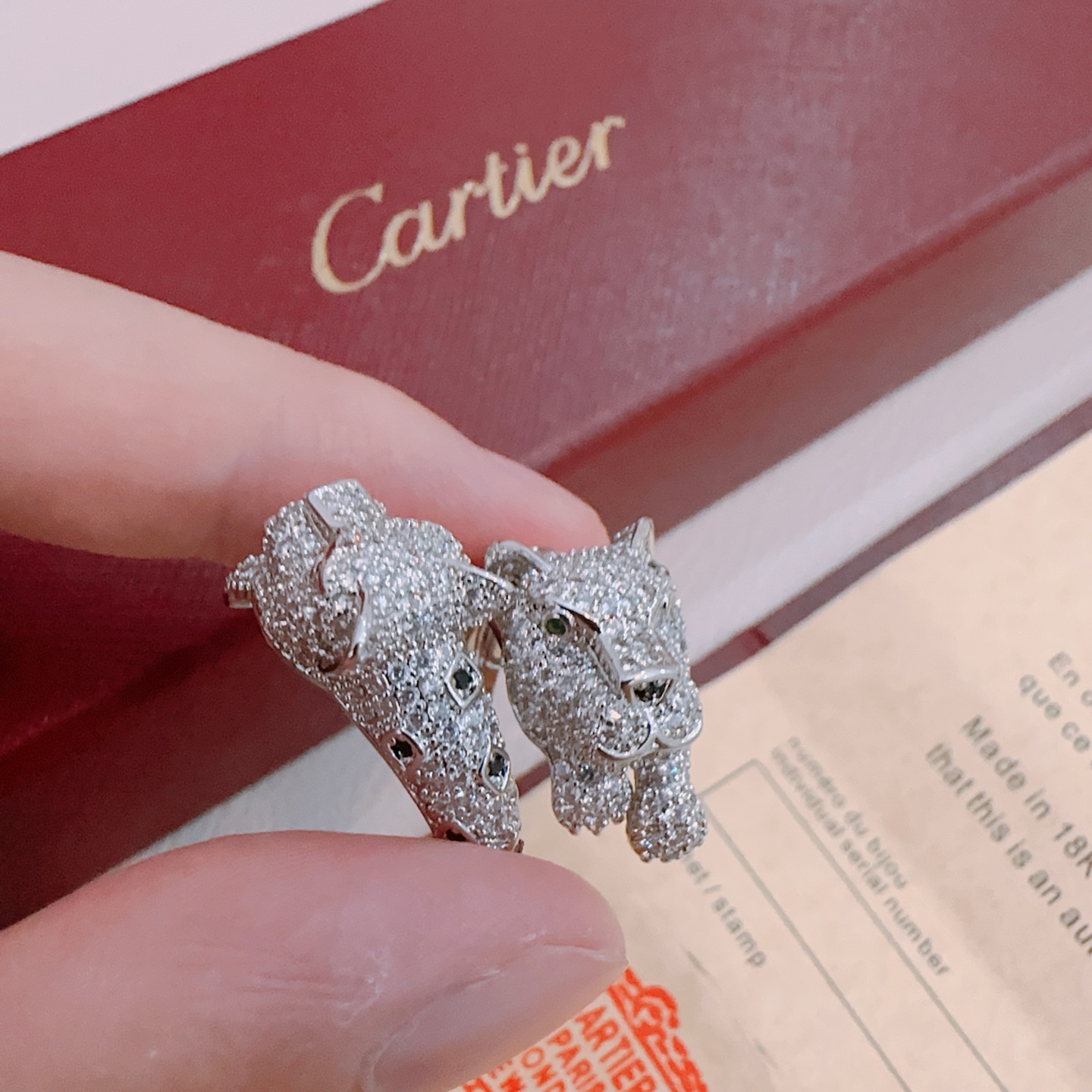 卡地亚戒指V金材质系列 品相完美，细节无敌，那种独特的色泽完全无可挑剔，再缀以经典指环外形设计，简约之余