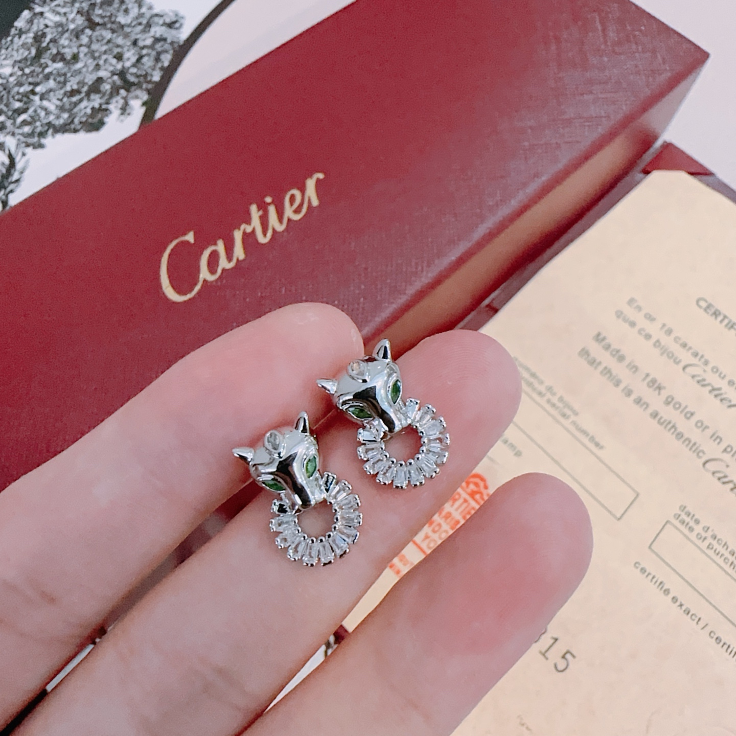 卡地亚耳环V金材质系列 品相完美，细节无敌，那种独特的色泽完全无可挑剔，再缀以经典指环外形设计，简约之余