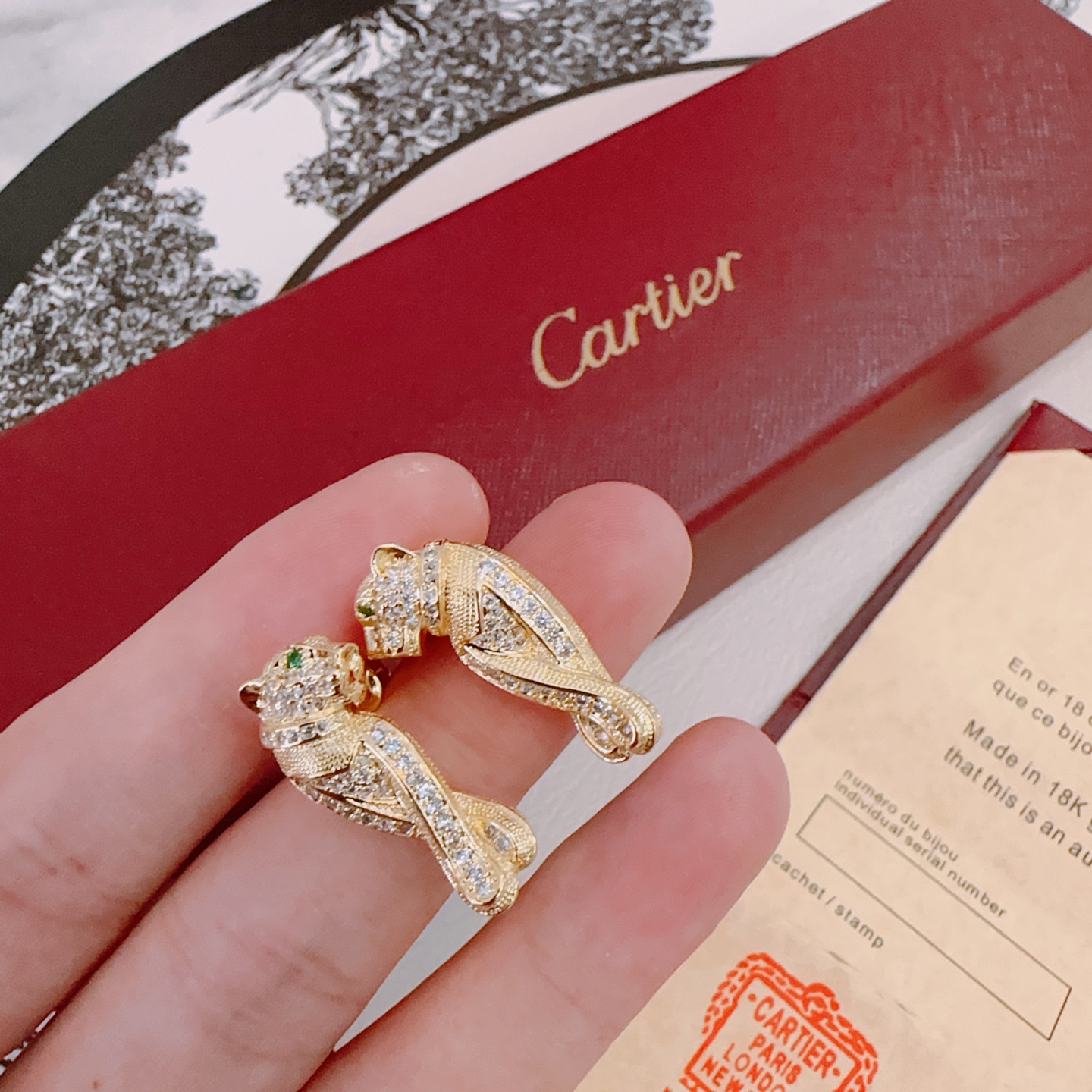 卡地亚耳环V金材质系列 品相完美，细节无敌，那种独特的色泽完全无可挑剔，再缀以经典指环外形设计，简约之余