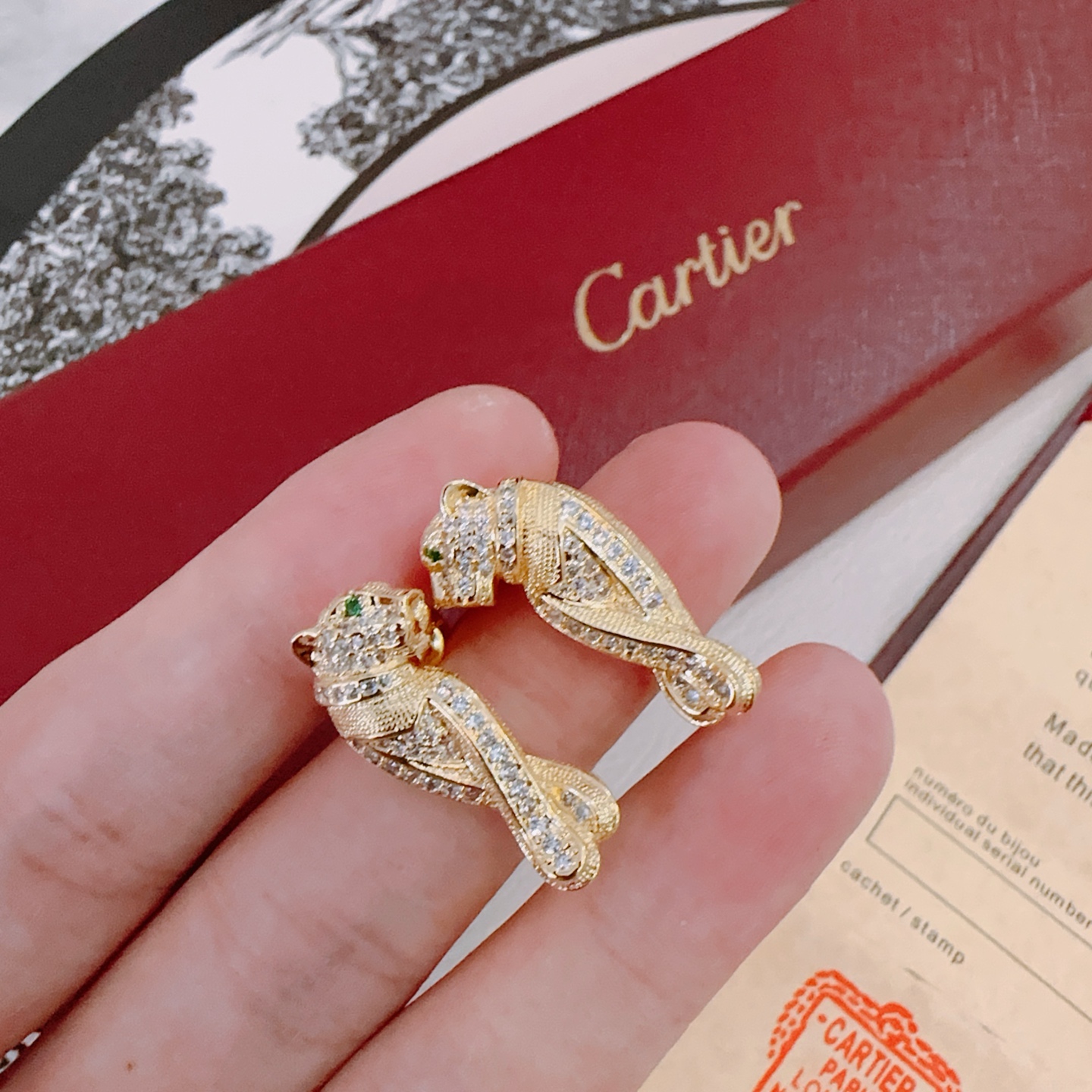 卡地亚耳环V金材质系列 品相完美，细节无敌，那种独特的色泽完全无可挑剔，再缀以经典指环外形设计，简约之余