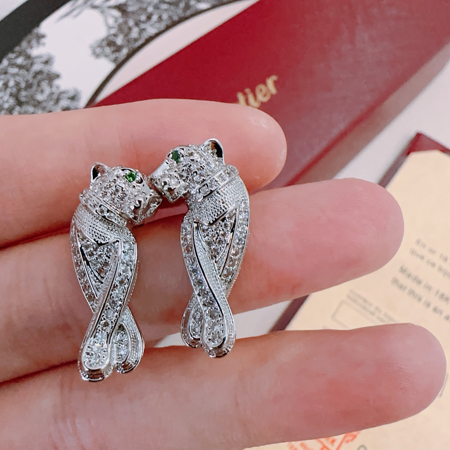 卡地亚耳环V金材质系列 品相完美，细节无敌，那种独特的色泽完全无可挑剔，再缀以经典指环外形设计，简约之余