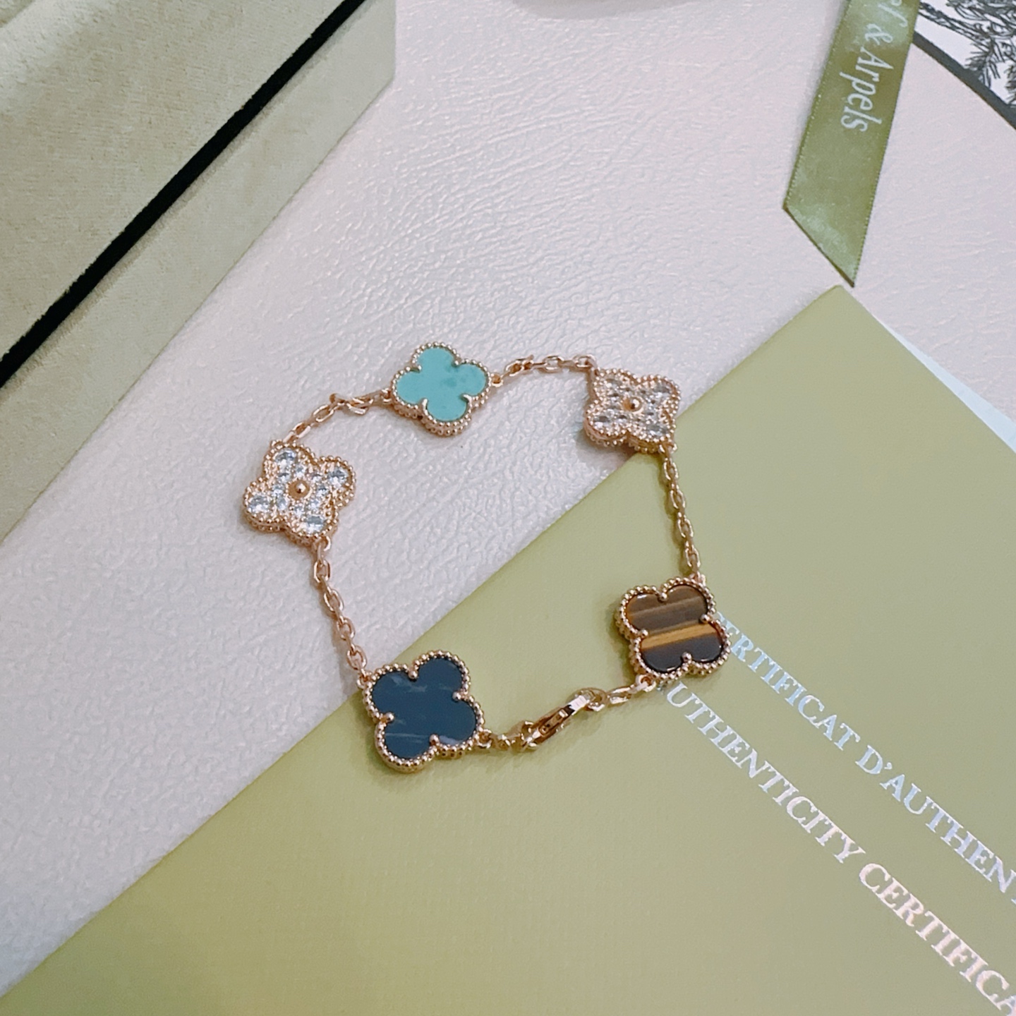 四叶草梵克雅宝🍀正品定制🌈彩虹花色手链V金材质系列 品相完美，细节无敌，那种独特的色泽完全无可挑剔，再缀