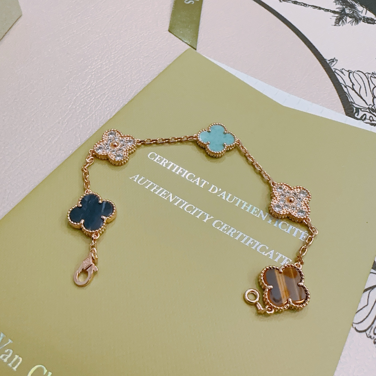 四叶草梵克雅宝🍀正品定制🌈彩虹花色手链V金材质系列 品相完美，细节无敌，那种独特的色泽完全无可挑剔，再缀
