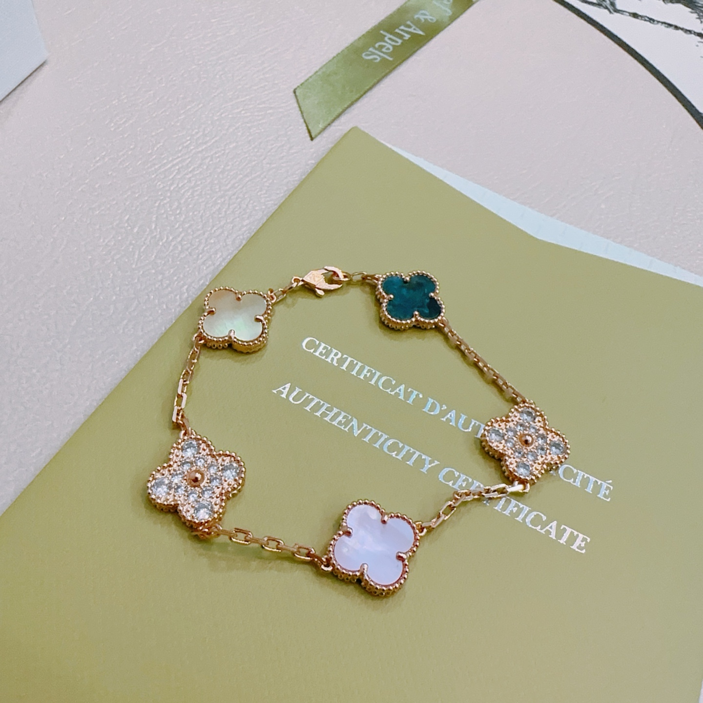 四叶草梵克雅宝🍀正品定制🌈彩虹花色手链V金材质系列 品相完美，细节无敌，那种独特的色泽完全无可挑剔，再缀