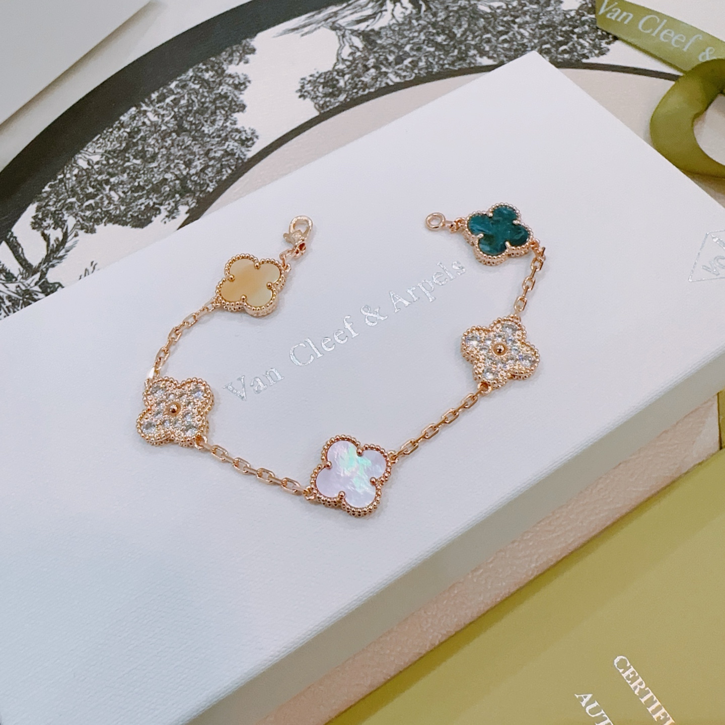 四叶草梵克雅宝🍀正品定制🌈彩虹花色手链V金材质系列 品相完美，细节无敌，那种独特的色泽完全无可挑剔，再缀