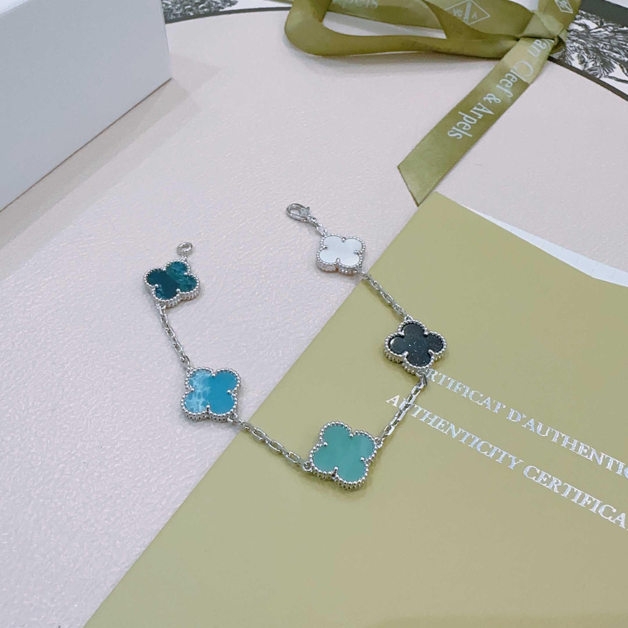 四叶草梵克雅宝🍀正品定制🌈彩虹花色手链V金材质系列 品相完美，细节无敌，那种独特的色泽完全无可挑剔，再缀