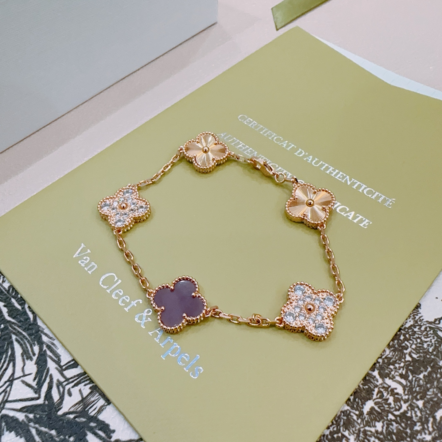 四叶草梵克雅宝🍀正品定制🌈彩虹花色手链V金材质系列 品相完美，细节无敌，那种独特的色泽完全无可挑剔，再缀