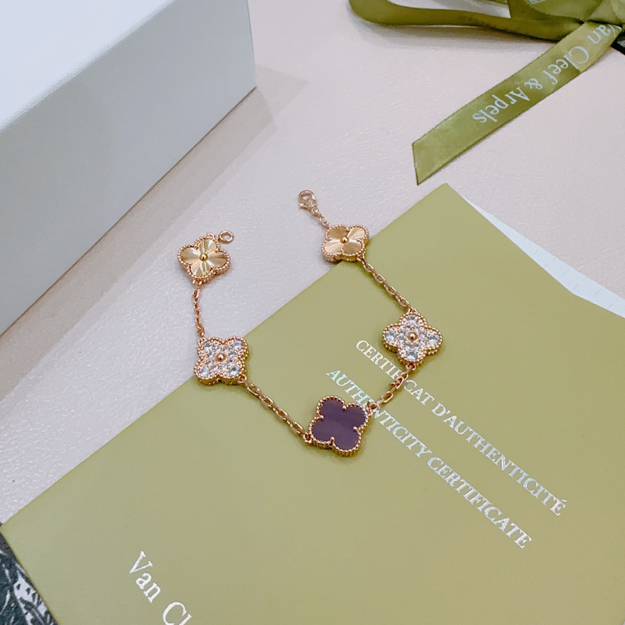 四叶草梵克雅宝🍀正品定制🌈彩虹花色手链V金材质系列 品相完美，细节无敌，那种独特的色泽完全无可挑剔，再缀