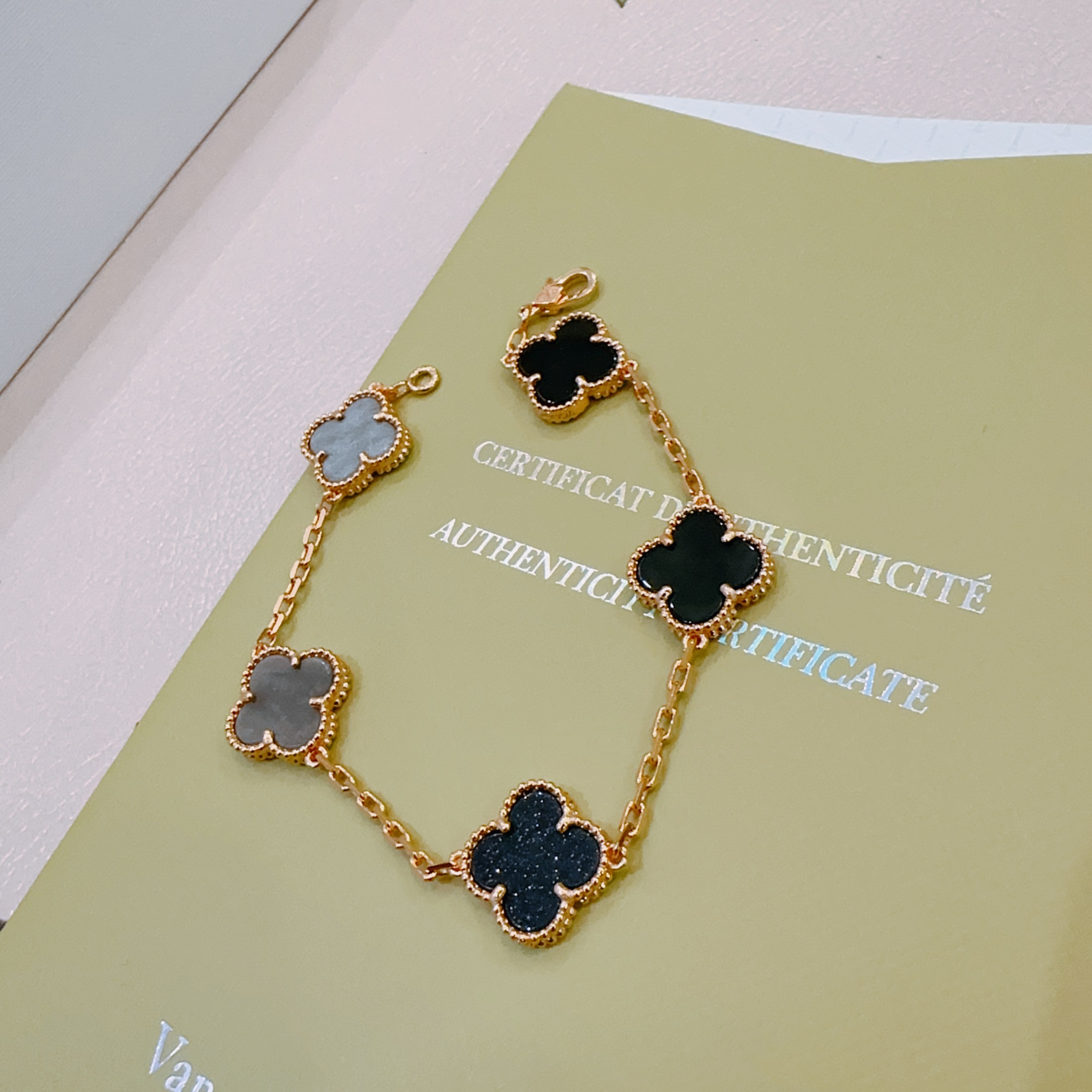 四叶草梵克雅宝🍀正品定制🌈彩虹花色手链V金材质系列 品相完美，细节无敌，那种独特的色泽完全无可挑剔，再缀