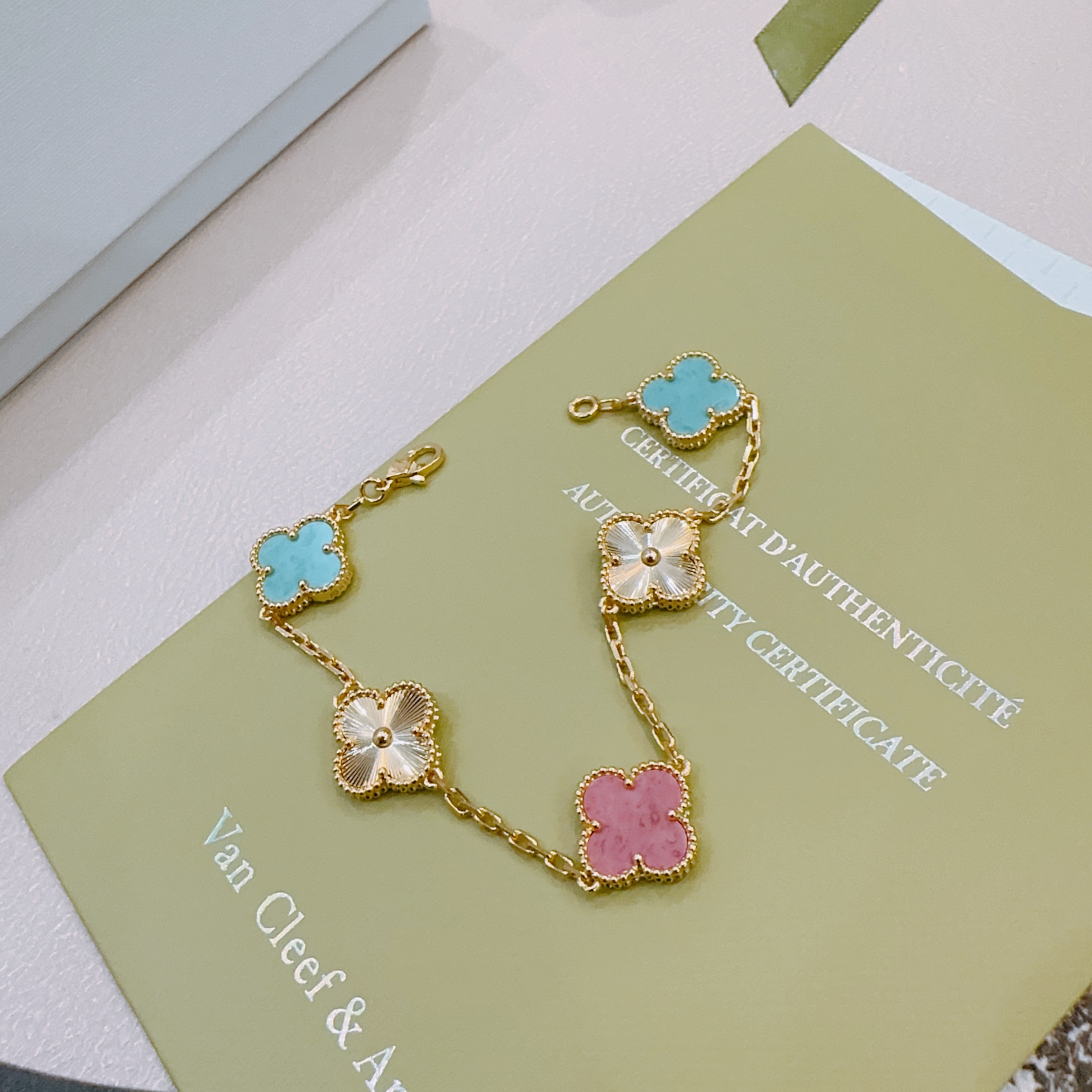 四叶草梵克雅宝🍀正品定制🌈彩虹花色手链V金材质系列 品相完美，细节无敌，那种独特的色泽完全无可挑剔，再缀