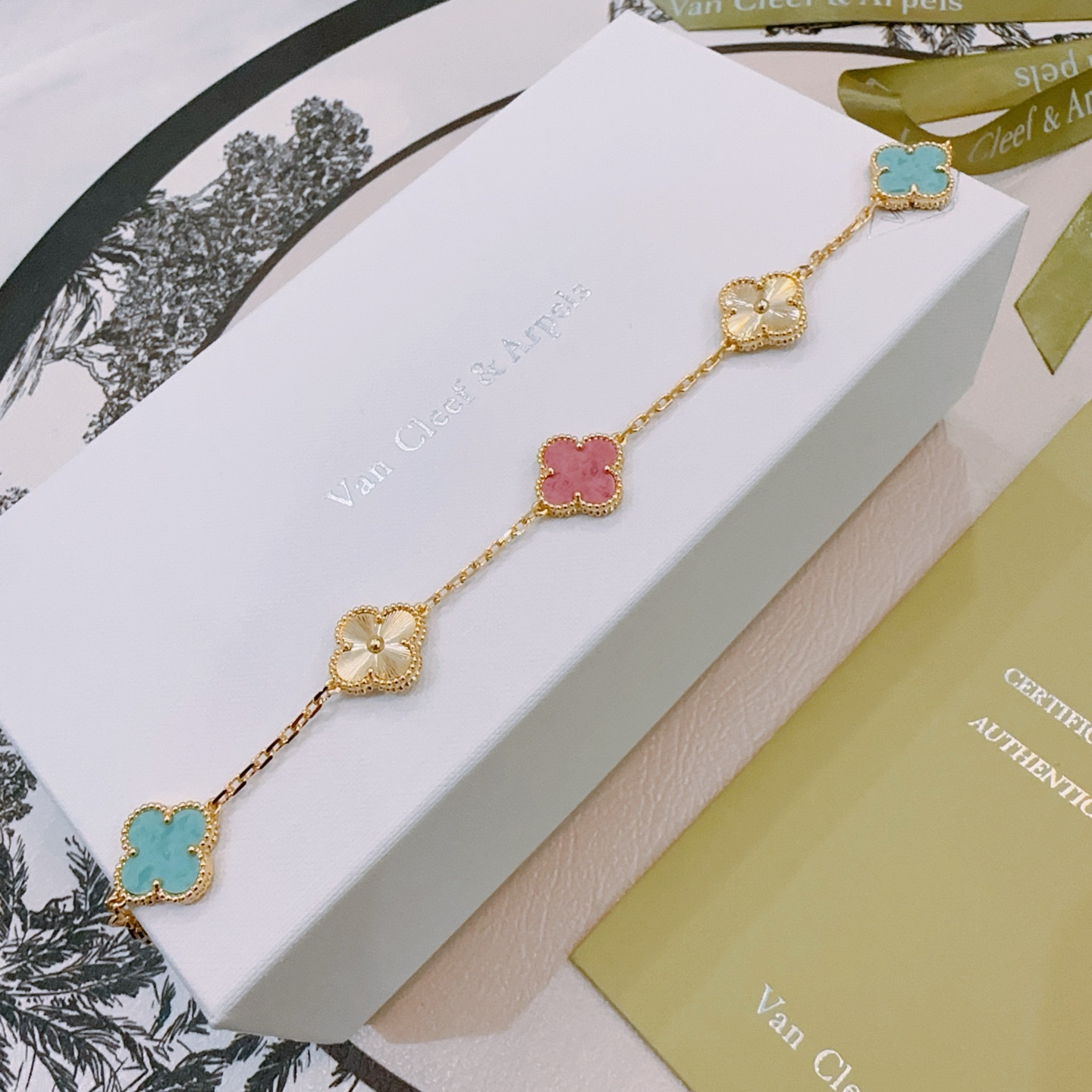 四叶草梵克雅宝🍀正品定制🌈彩虹花色手链V金材质系列 品相完美，细节无敌，那种独特的色泽完全无可挑剔，再缀