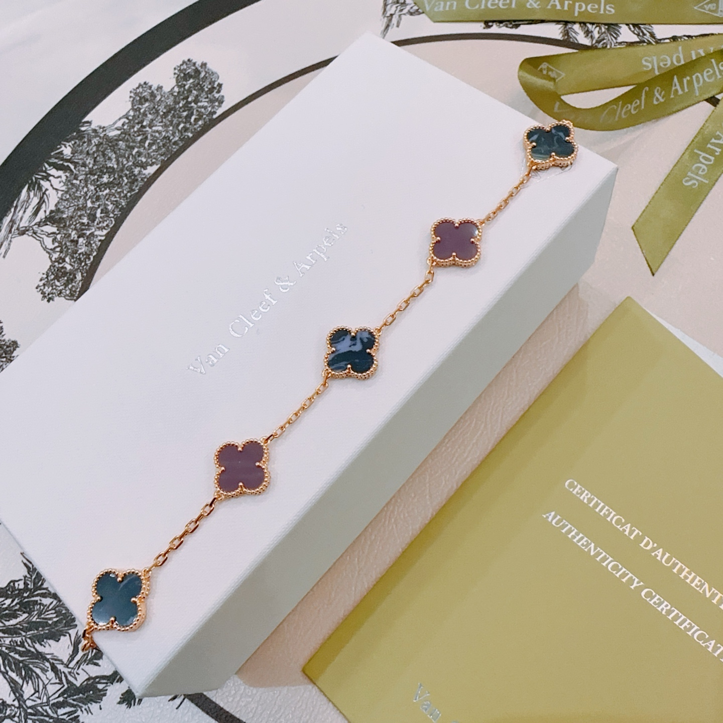 四叶草梵克雅宝🍀正品定制🌈彩虹花色手链V金材质系列 品相完美，细节无敌，那种独特的色泽完全无可挑剔，再缀