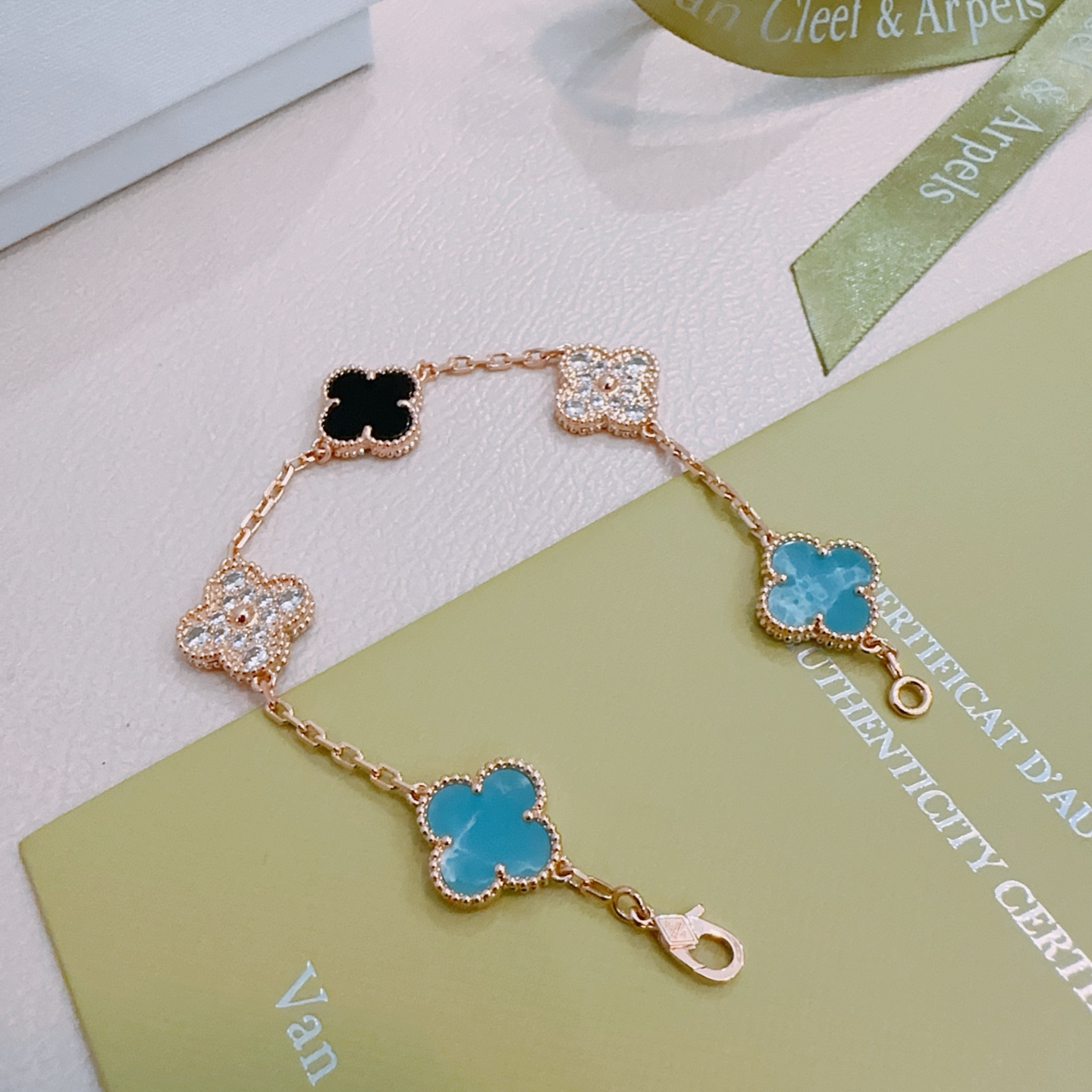 四叶草梵克雅宝🍀正品定制🌈彩虹花色手链V金材质系列 品相完美，细节无敌，那种独特的色泽完全无可挑剔，再缀